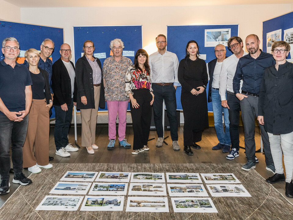 Společná fotografie poroty PREFARENZEN 2026 po úspěšném výběrovém řízení ve vinařském sídle v regionu Seewinkel v Burgenlandu: Interdisciplinární skupina expertů ve složení Dirk Lorenz (Leinert Lorenz Architects), Veronika Roll (marketing, PREFA Rakousko), Wolfgang Croce (Croce & Wir, Graz), Jürgen Jungmair (manažer mezinárodního marketingu, PREFA), Judit Nemere (jednatelka PREFA Maďarsko), Matthias Finkentey (moderování), Bettina Almeida (komunikační management, PREFA), Christian Wirth (regionální manažer pro východ, PREFA Rakousko), Selina Wach (vedoucí diskurzu, Architektur Aktuell), Thomas Schlett (B3 Architects), Sven Disser (vedoucí rozvoje, Bauwerk), Falk Leinert (Leinert Lorenz Architects) a Juliane Croce (Croce & Wir, Graz) stojí před konečně vybranými architektonickými projekty pro Architektonickou knihu a kalendář PREFARENZEN 2026. Projekty odrážejí rozmanitost, udržitelnost a inovativní využití materiálů PREFA.