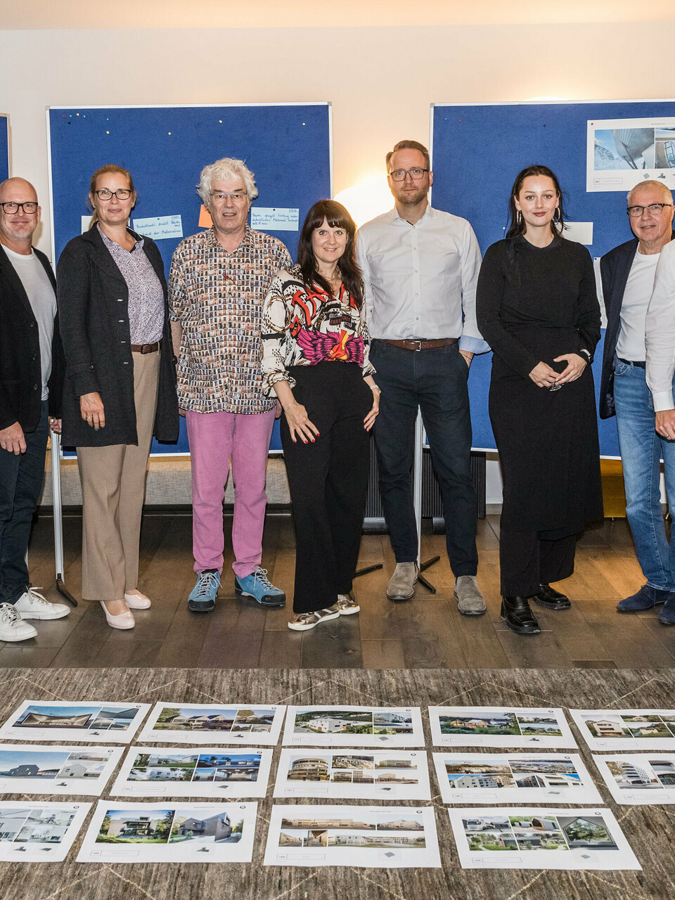 Společná fotografie poroty PREFARENZEN 2026 po úspěšném výběrovém řízení ve vinařském sídle v regionu Seewinkel v Burgenlandu: Interdisciplinární skupina expertů ve složení Dirk Lorenz (Leinert Lorenz Architects), Veronika Roll (marketing, PREFA Rakousko), Wolfgang Croce (Croce & Wir, Graz), Jürgen Jungmair (manažer mezinárodního marketingu, PREFA), Judit Nemere (jednatelka PREFA Maďarsko), Matthias Finkentey (moderování), Bettina Almeida (komunikační management, PREFA), Christian Wirth (regionální manažer pro východ, PREFA Rakousko), Selina Wach (vedoucí diskurzu, Architektur Aktuell), Thomas Schlett (B3 Architects), Sven Disser (vedoucí rozvoje, Bauwerk), Falk Leinert (Leinert Lorenz Architects) a Juliane Croce (Croce & Wir, Graz) stojí před konečně vybranými architektonickými projekty pro Architektonickou knihu a kalendář PREFARENZEN 2026. Projekty odrážejí rozmanitost, udržitelnost a inovativní využití materiálů PREFA.