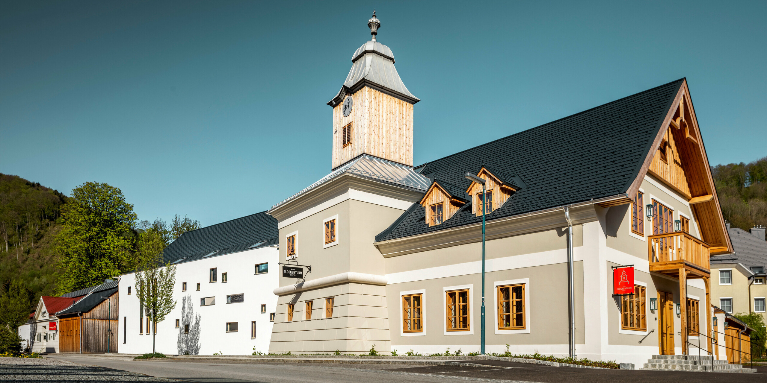 Pohled z protější ulice na hotel. Věž objektu je pláštěna PREFALZ v barvě přírodního hliníku. 