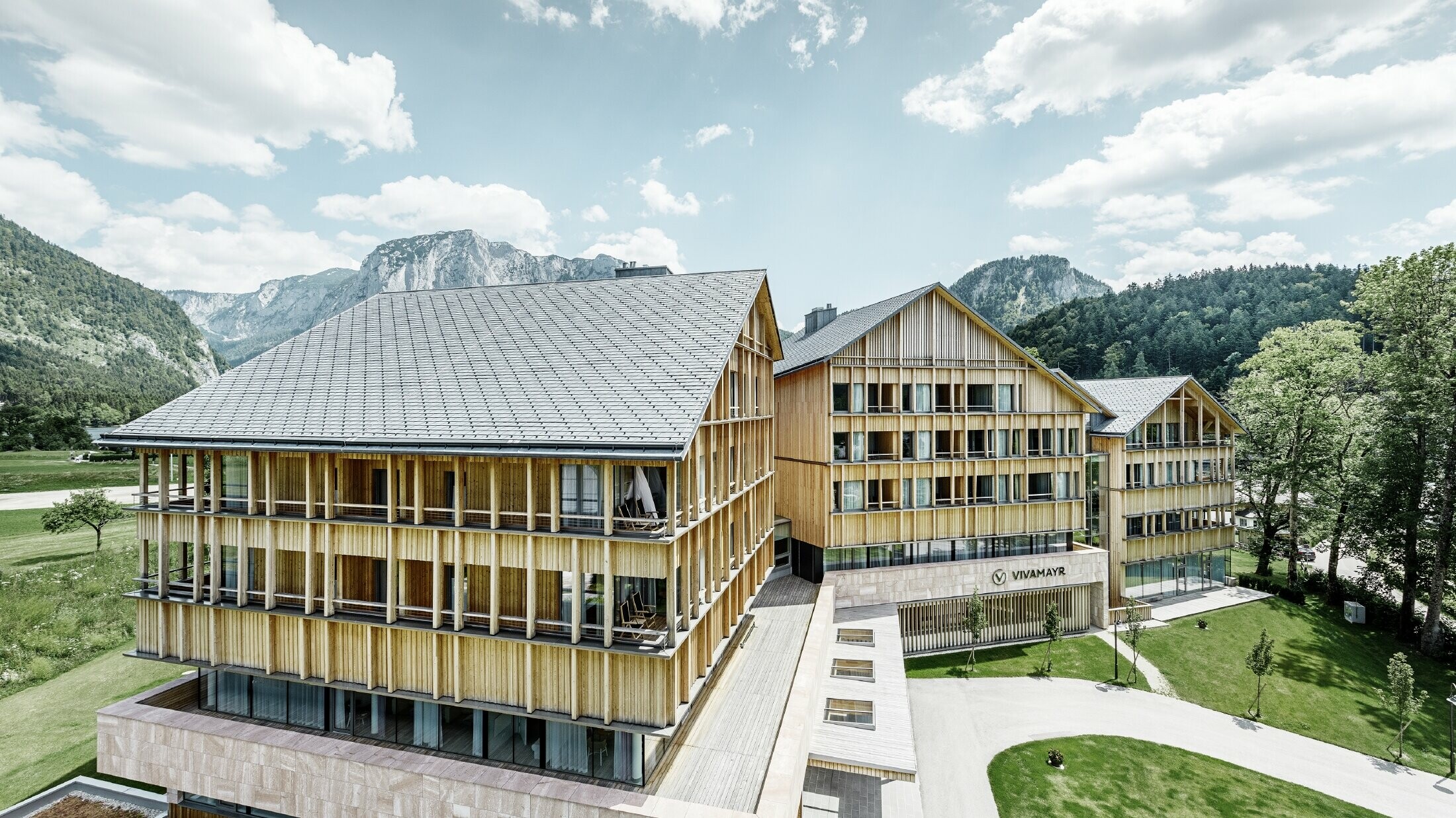 Hotel Vivamayr v Altaussee s dřevěnou fasádou a střechou z PREFA falcovaných šindelů