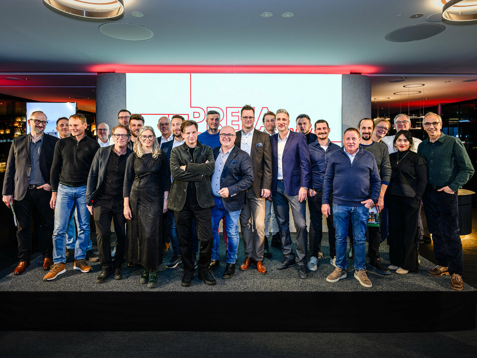 Společná fotografie architektů, projektantů a dodavatelů na pódiu prezentace PREFARENZEN 2026 v k47.wien – silného symbolu komunity, kreativity a progresivní architektury. Před osvětleným logem PREFARENZEN stojí designéři stojící za působivými projekty s hliníkem PREFA. Scéna odráží hrdost, inovaci a spolupráci. Produkty PREFA nabízejí trvanlivá, povětrnostně odolná řešení s estetickým vzhledem – ideální pro moderní architektonické koncepty. Inspirativní večer plný výměny názorů, vizí a silných partnerství.