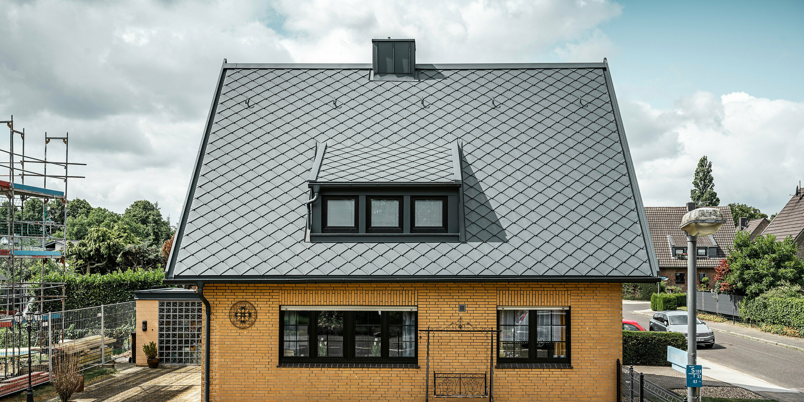 Boční pohled na rodinný dům s řemeslnými detaily na střeše