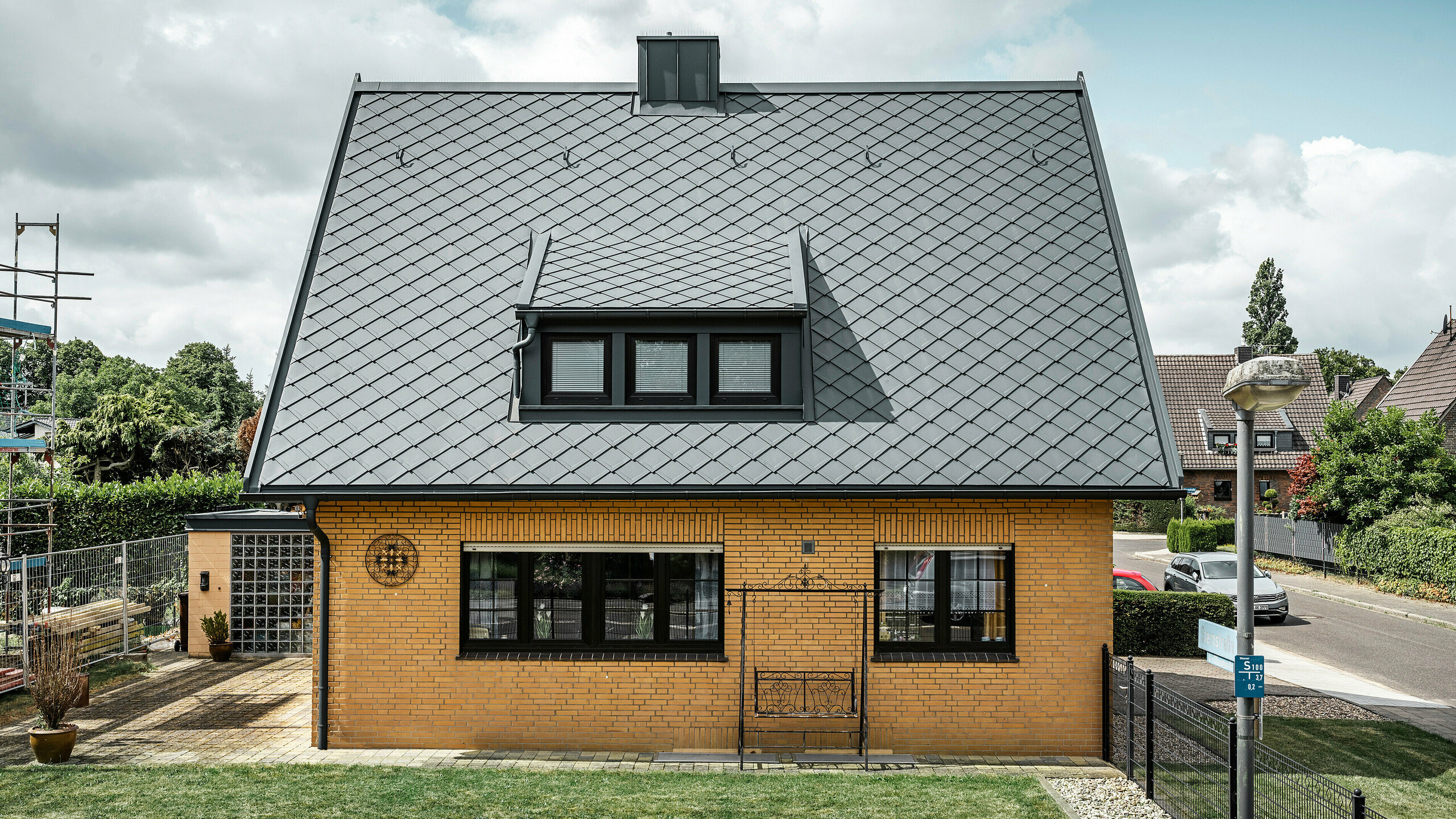 Boční pohled na rodinný dům s řemeslnými detaily na střeše