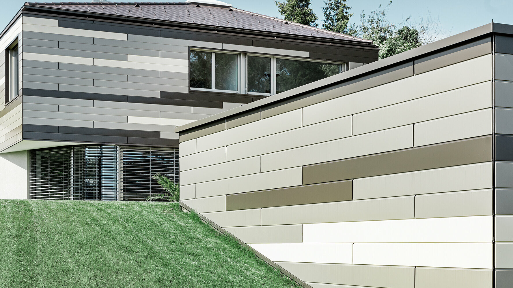 Moderní obytný dům s fasádním systémem PREFA Siding ve třech různých barvách