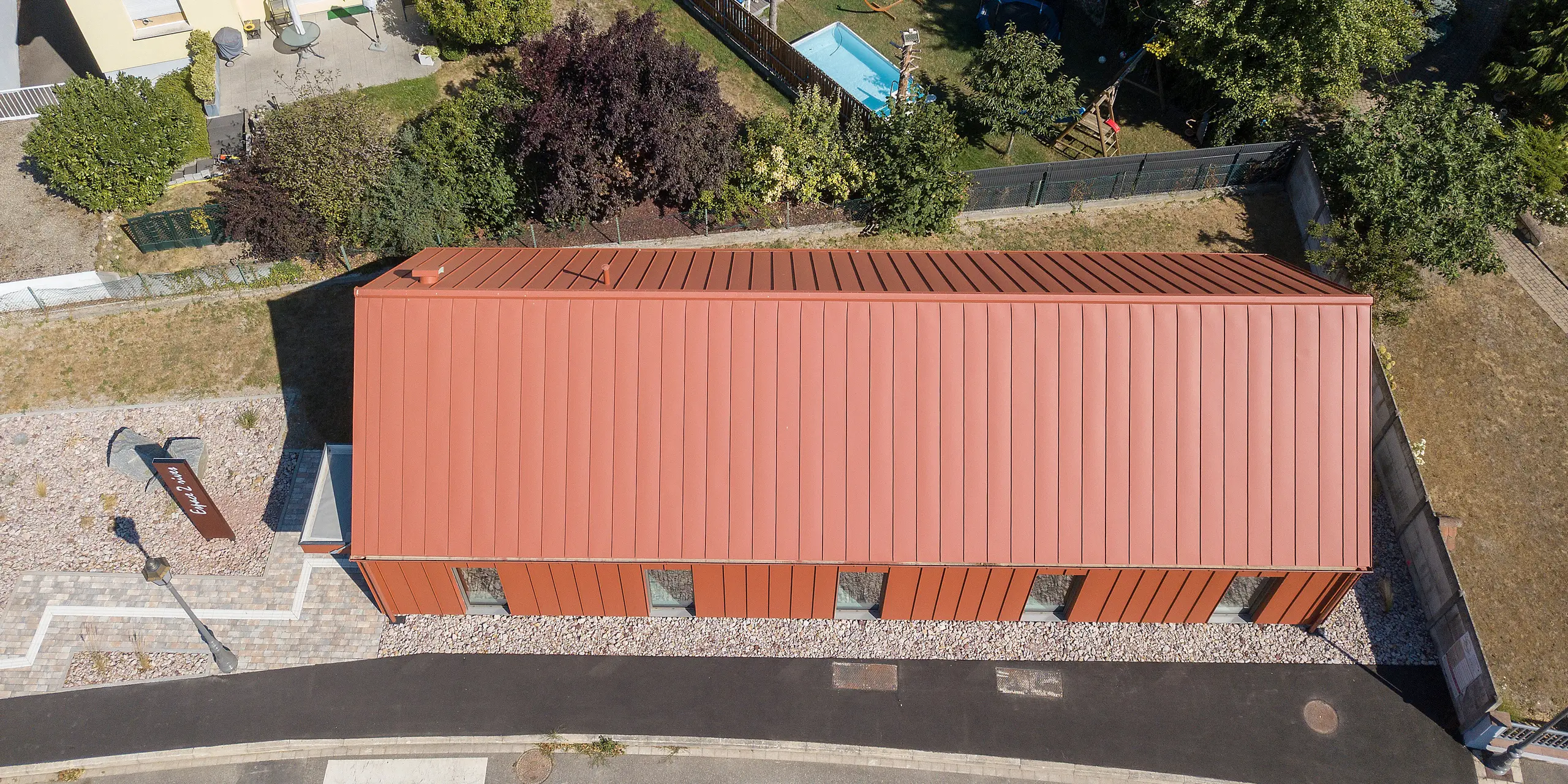 Sedlová střecha fary v cihlově červené barvě z PREFALZ