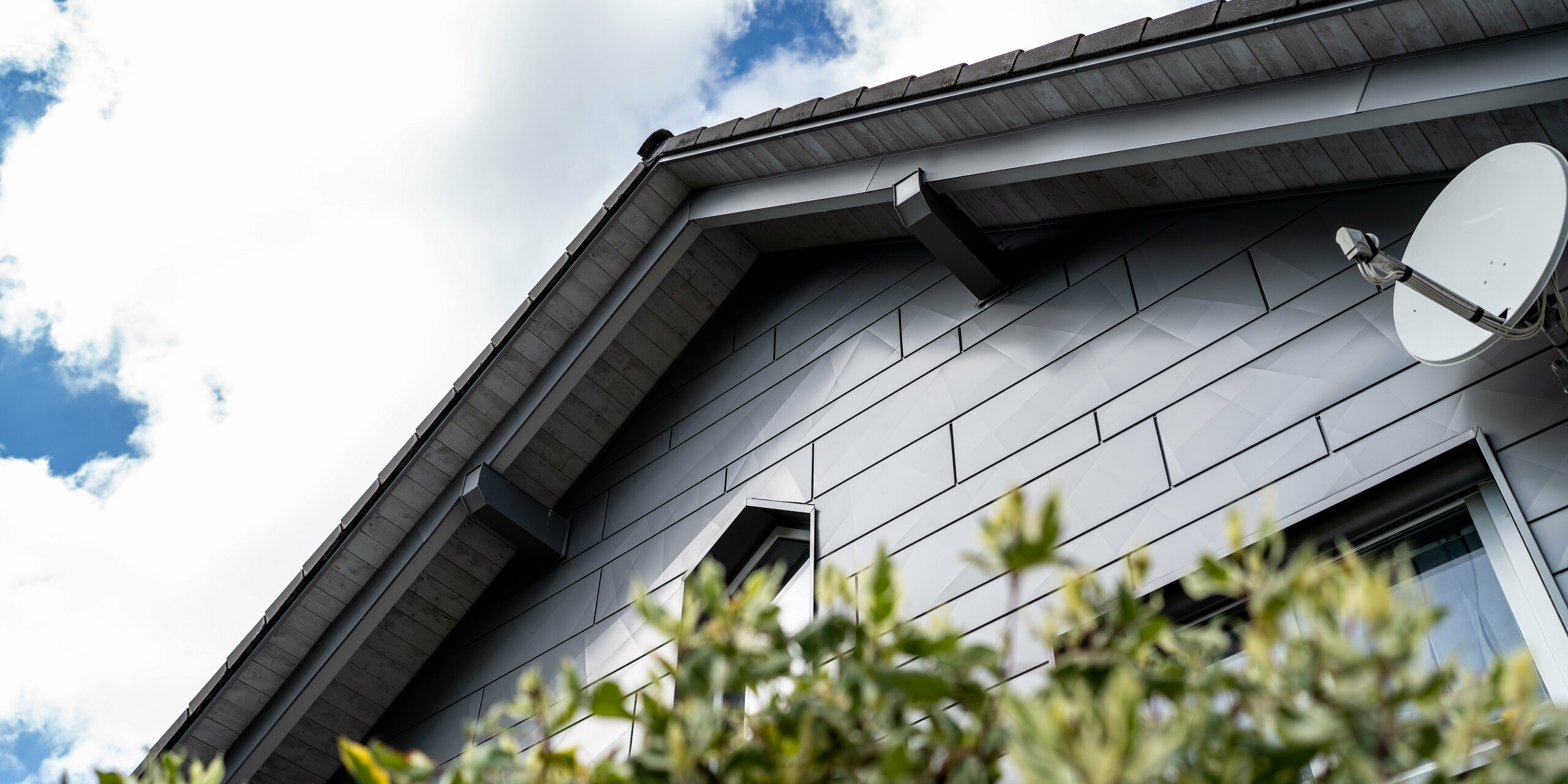 Fasádní lamely Siding.X v kouřově stříbrné barvě