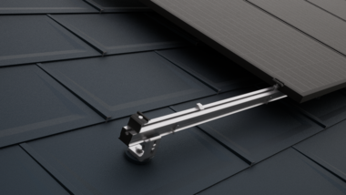 Detailní pohled na střechu PREFA s fotovoltaickými panely, které byly upevněny pomocí montážního systému k solárním panelům PREVARIO.