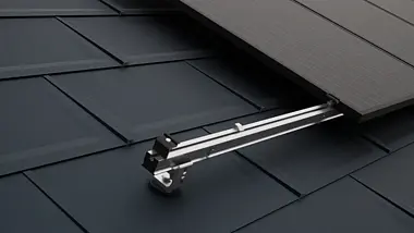 Detailní pohled na střechu PREFA s fotovoltaickými panely, které byly upevněny pomocí montážního systému k solárním panelům PREVARIO.