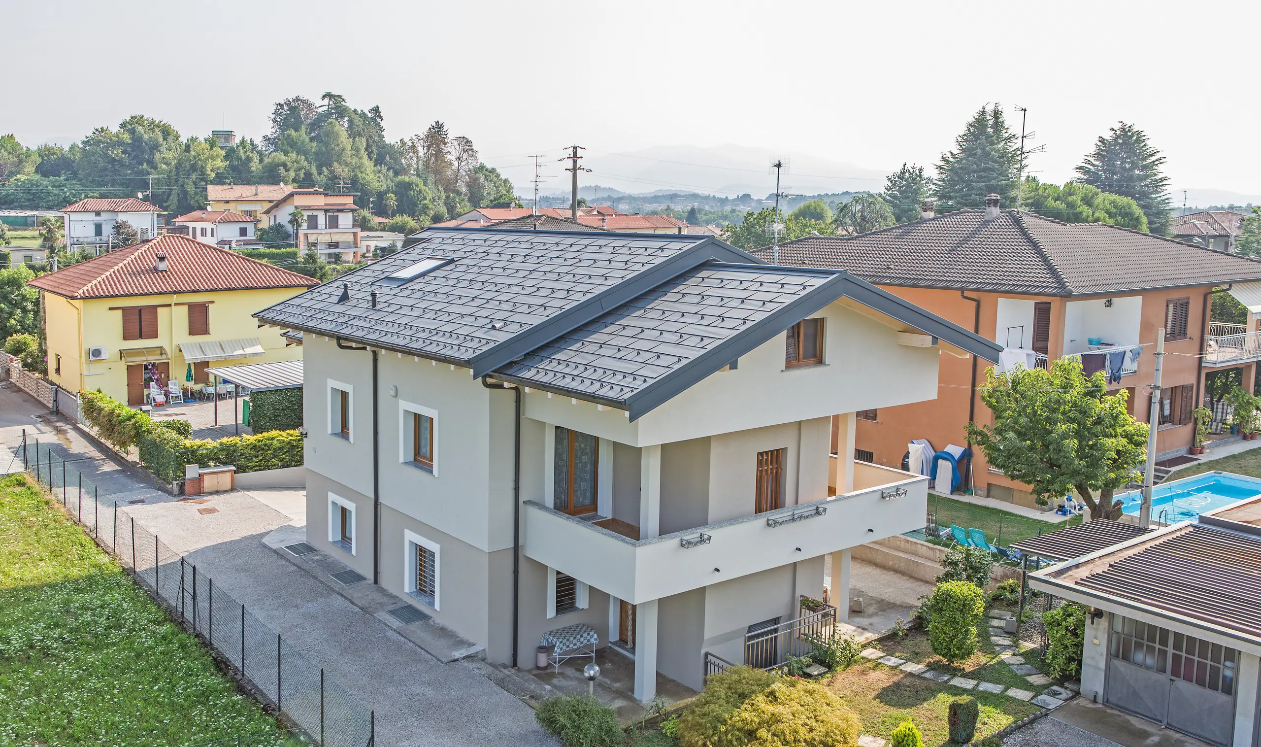 Střecha bytového domu pokryta střešním panelem FX.12 v barvě P.10 antracitové
