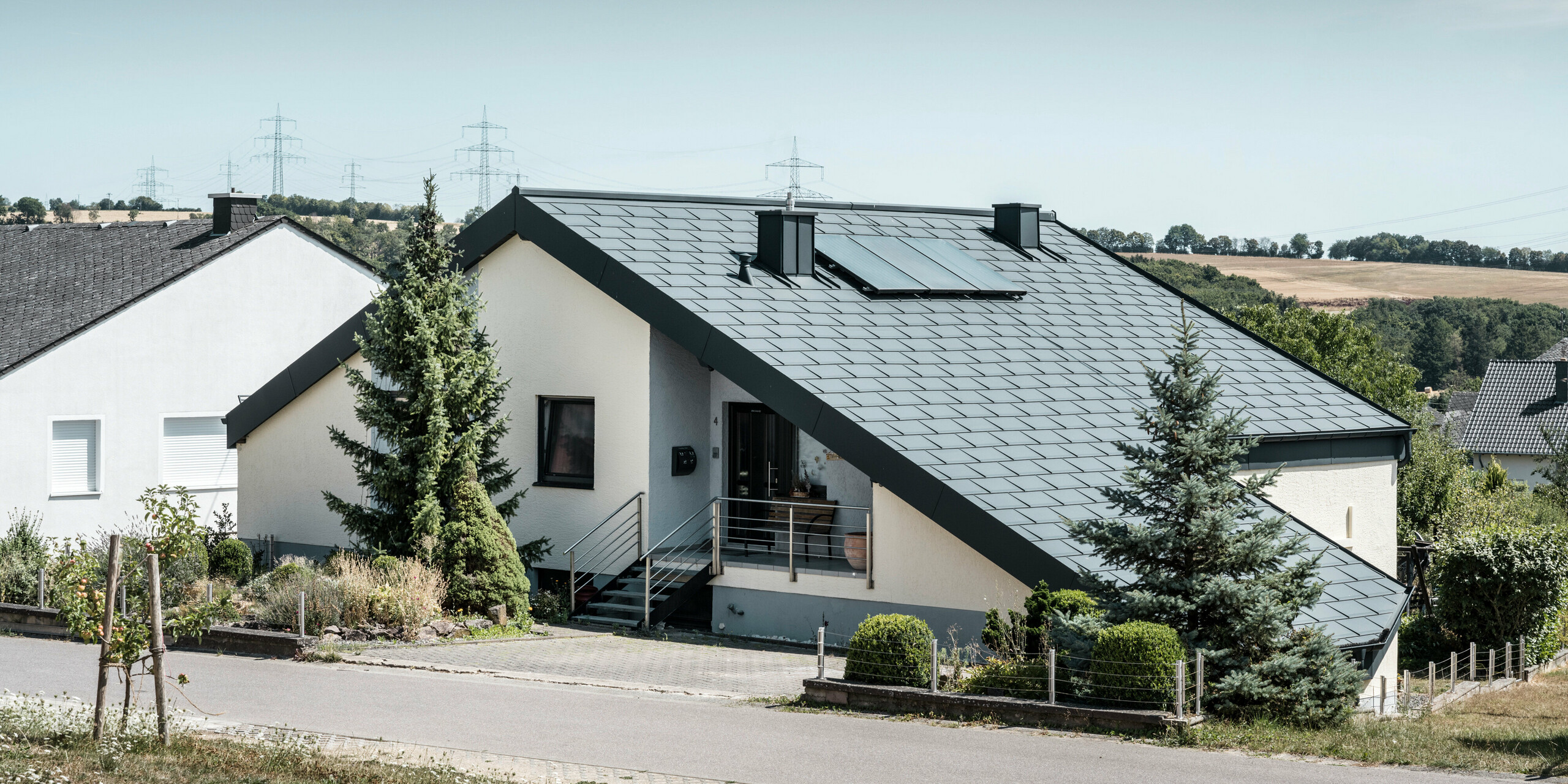 Sedlová střecha pokrytá střešním panelem R.16 od PREFA