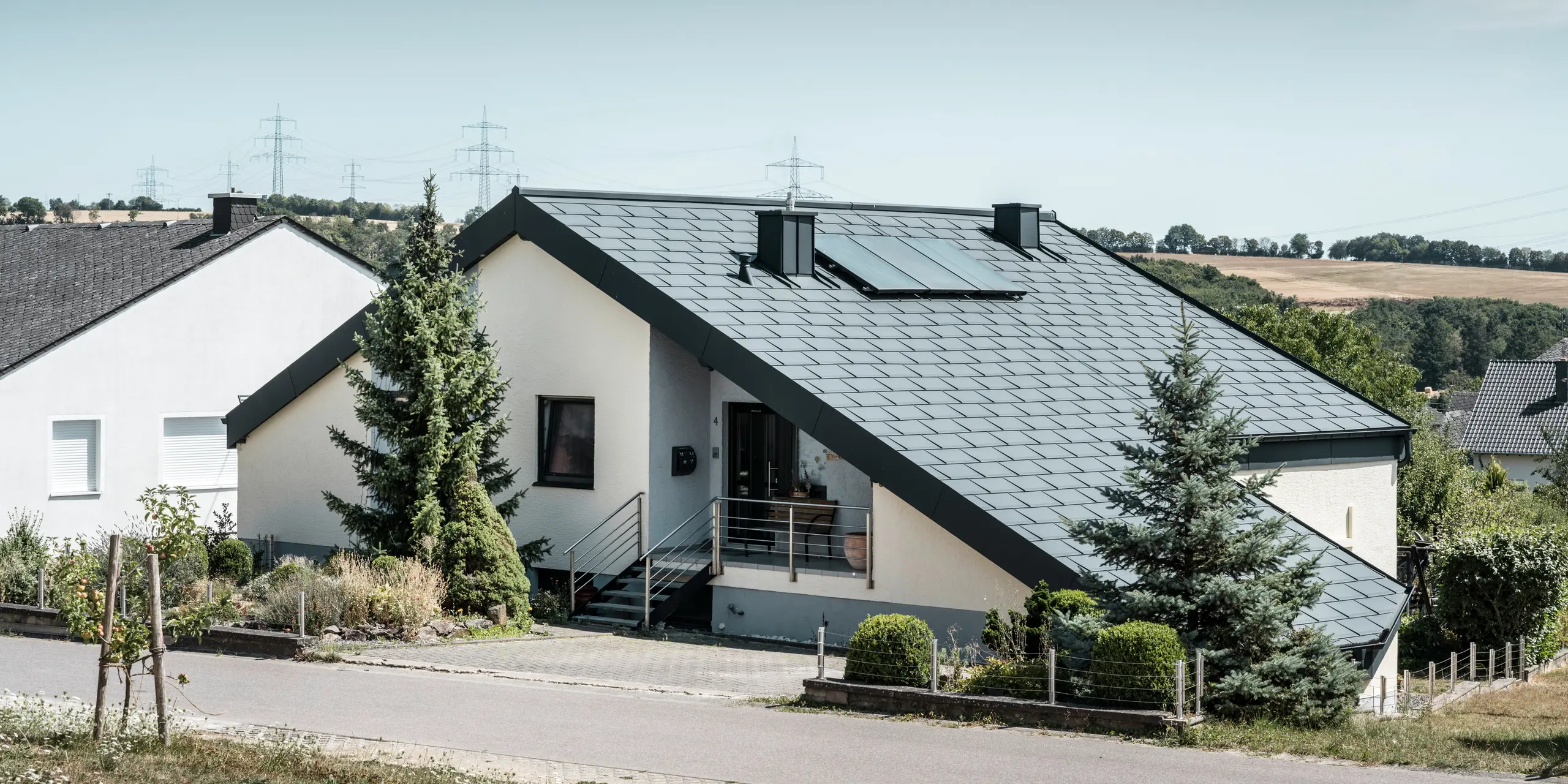 Sedlová střecha pokrytá střešním panelem R.16 od PREFA