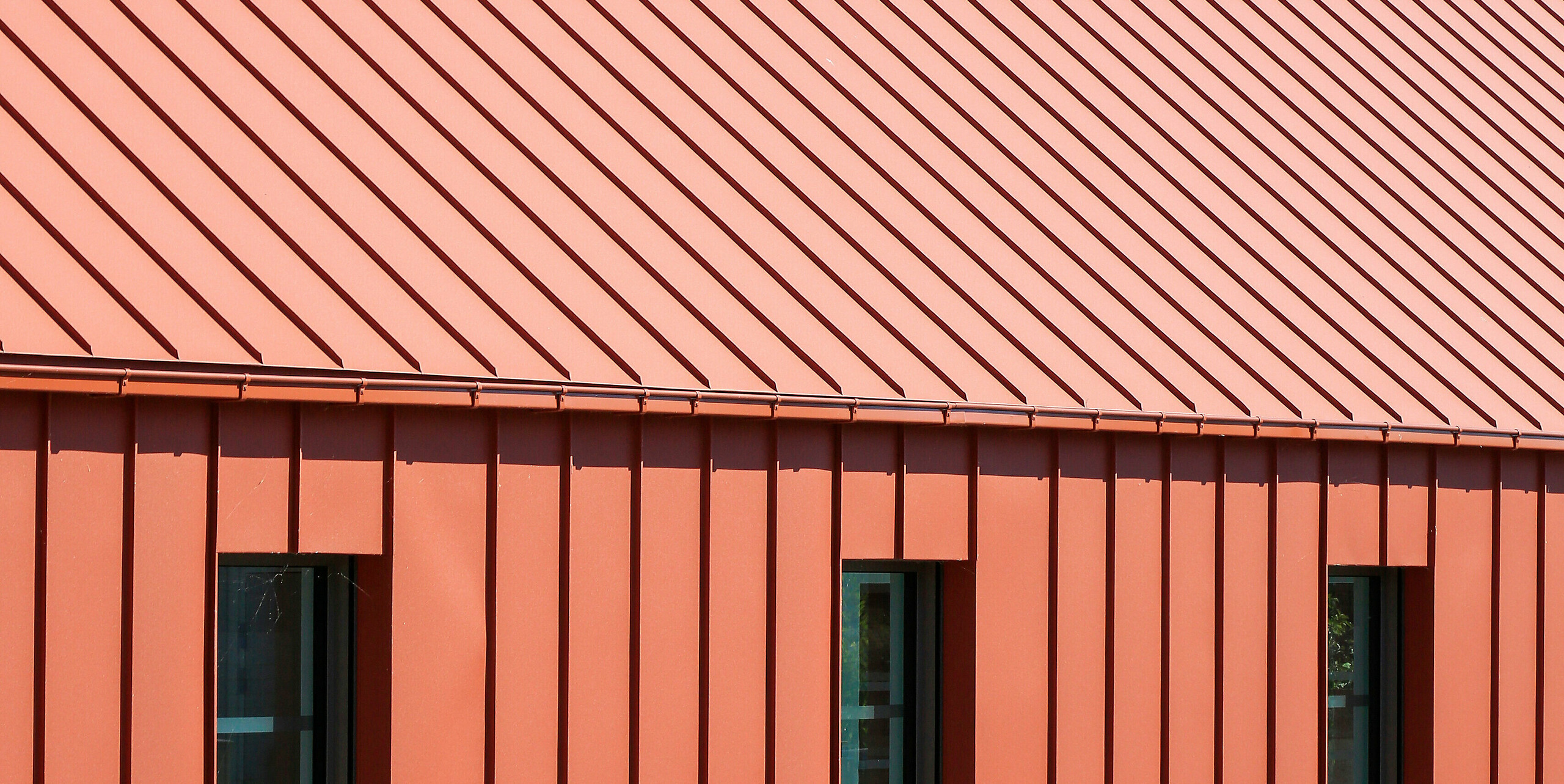 PREFALZ na střeše i fasádě v barvě P.10 cihlově červené se zárukou 40 let na materiál a stálobarevnost
