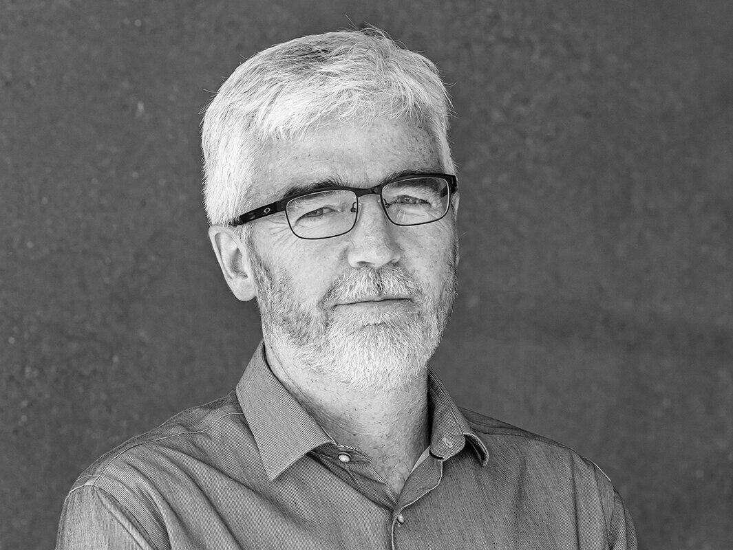 Černobílý portrét architekta Tonyho Hoareho z Wilkie + Bruce Architects.