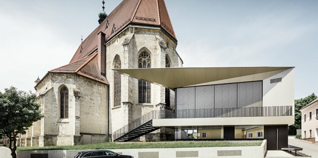 Frontansicht der Kirche und des Pfarrzentrums mit PREFA Fassade in Sierning (Oberösterreich)