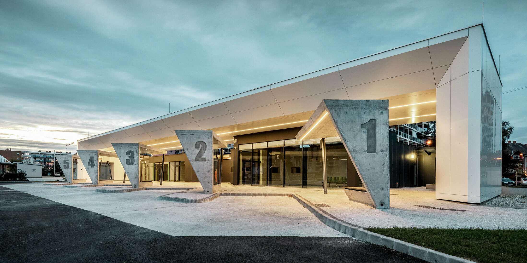 Autobusové nádraží Lenti s deskami PREFABOND s barvách P.10 antracit a čistě bílé od PREFA