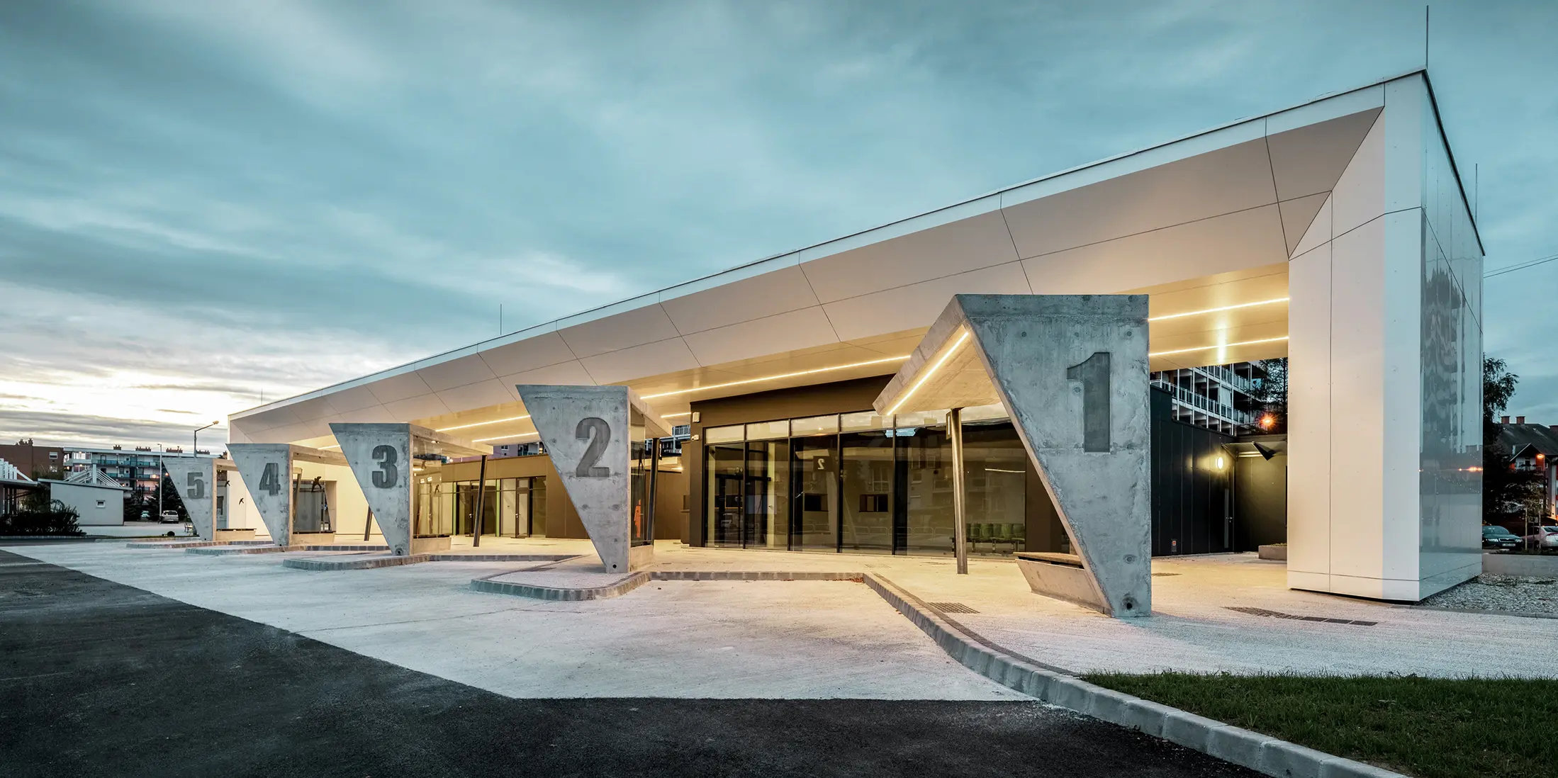 Autobusové nádraží Lenti s deskami PREFABOND s barvách P.10 antracit a čistě bílé od PREFA