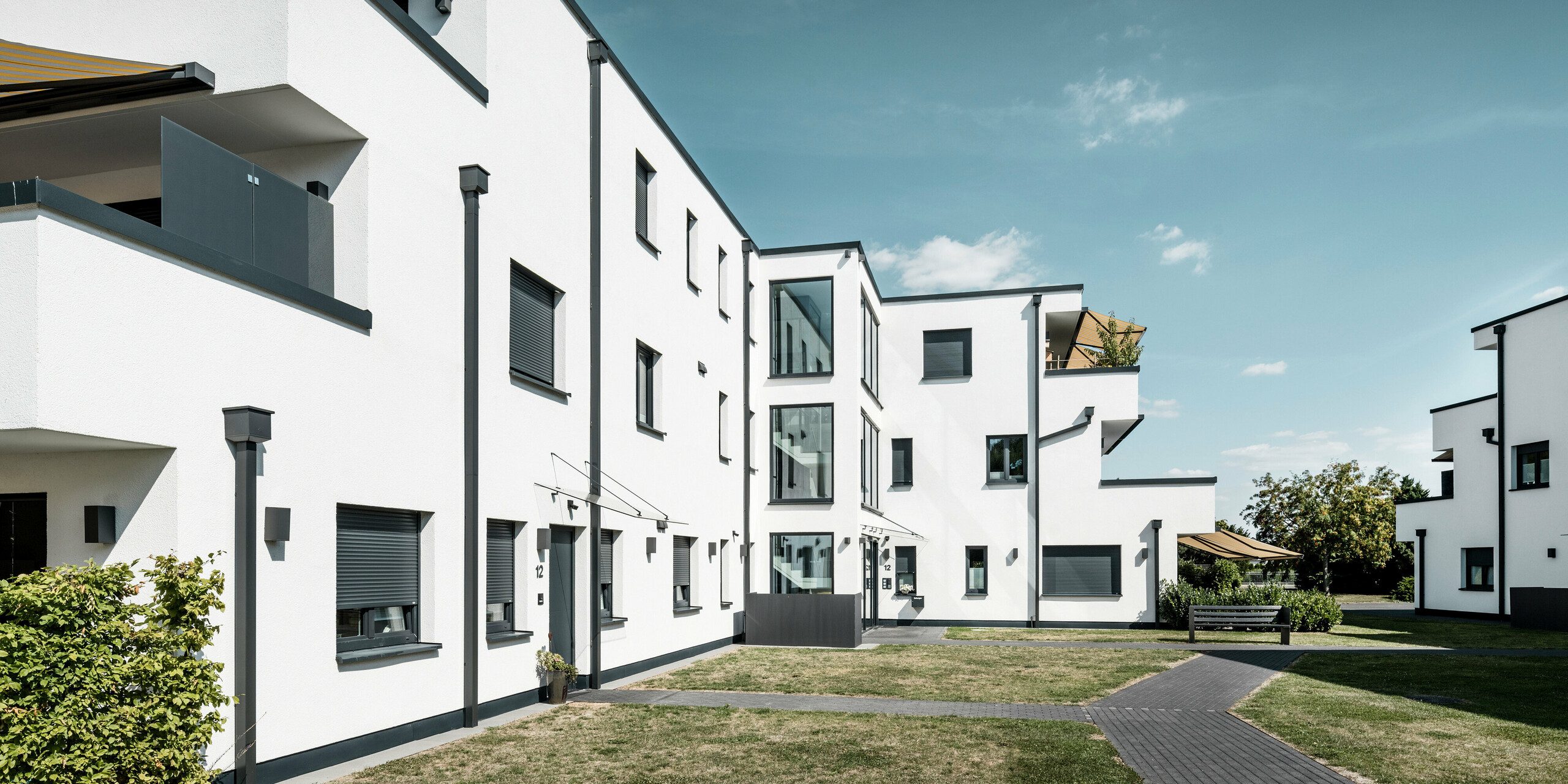 Eine Wohnanlage in Ahnatal, Deutschland wurde mit dem PREFA Dachentwässerungssystem Quadratrohr in P.10 Anthrazit ausgestattet. 