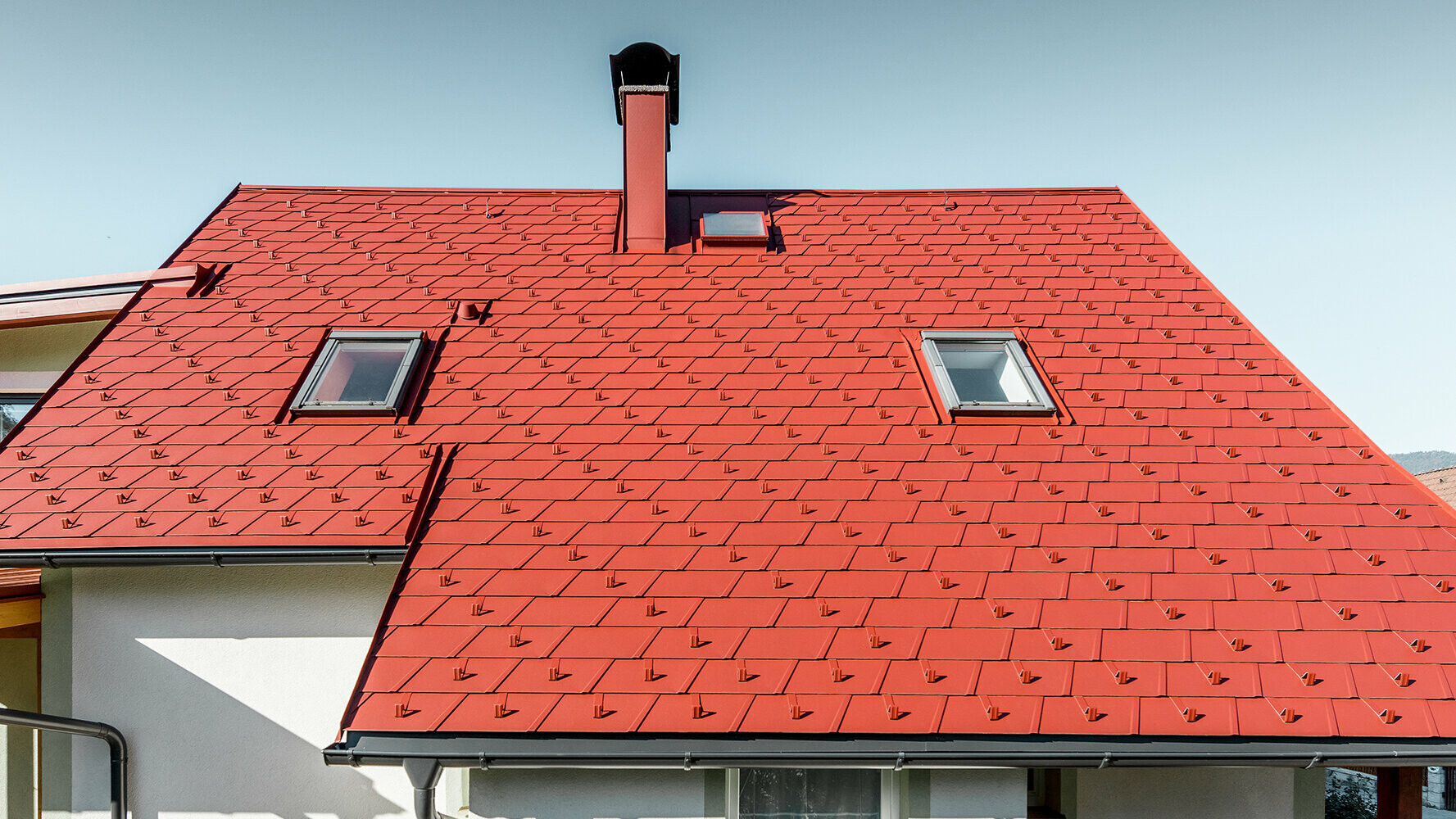 Pokrytí střechy PREFA falcovanými střešními šindeli DS. 19 v barvě P.10 tmavě červené.