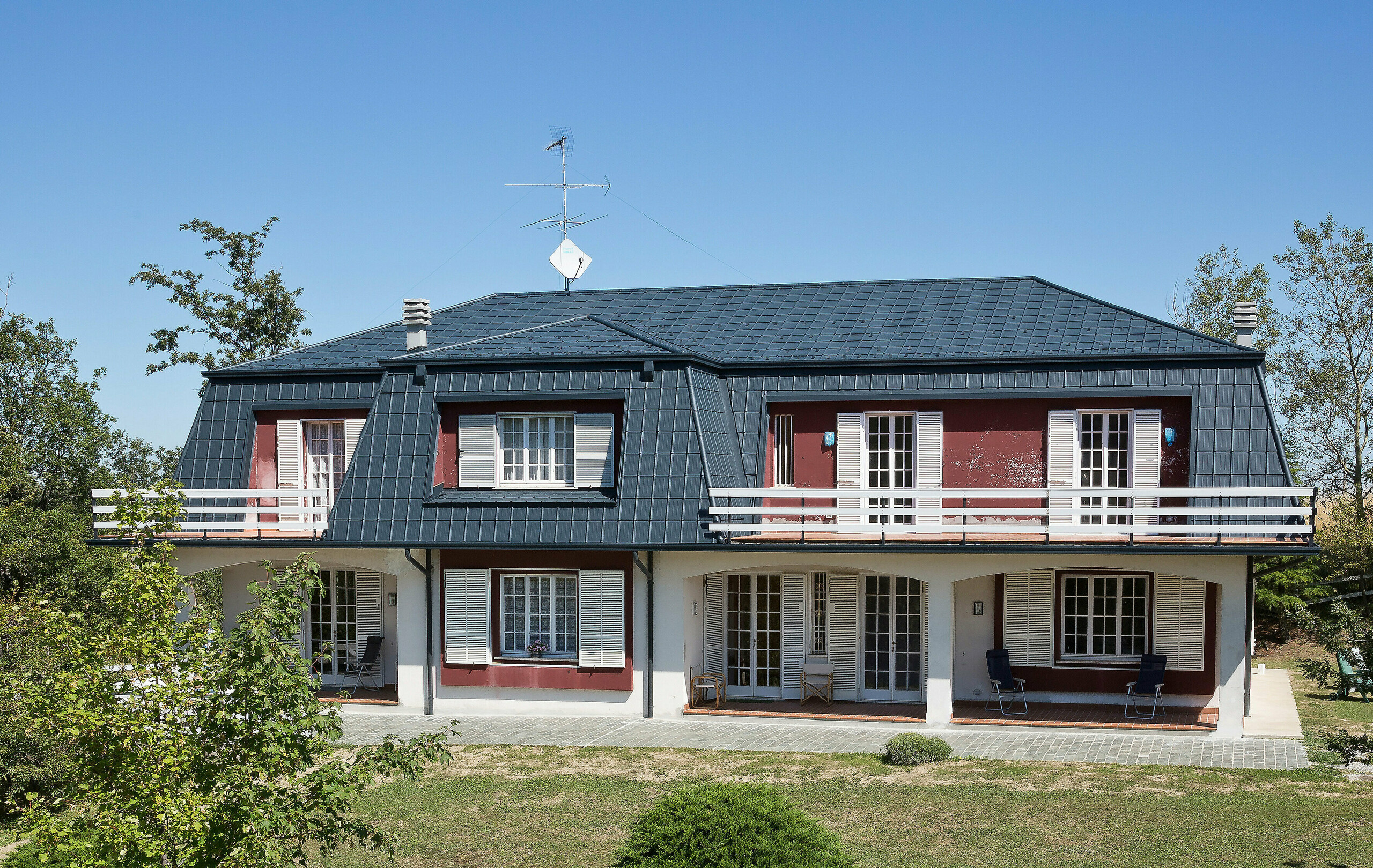 Střechu této vily v Itálii zdobí hliníkové PREFA falcované střešní tašky antracitové barvy