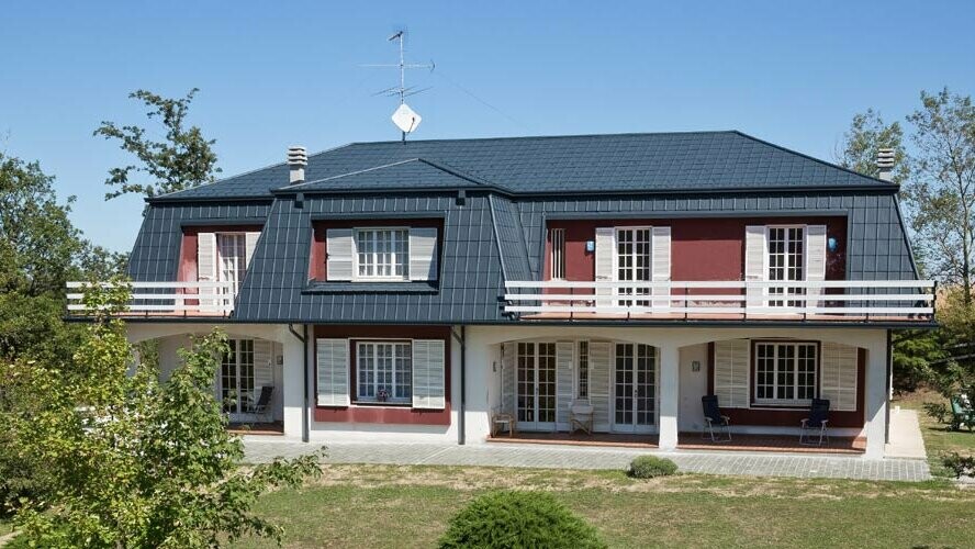Střechu této vily v Itálii zdobí hliníkové PREFA falcované střešní tašky antracitové barvy