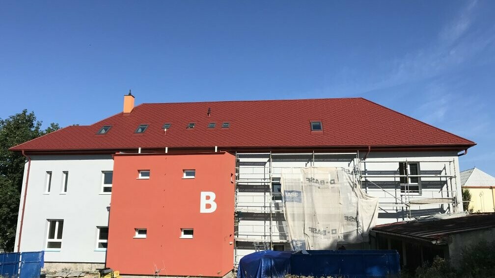 rekonstrukce ZŠ Resslova - Hlinsko - lešení - nová fasáda, nová střecha