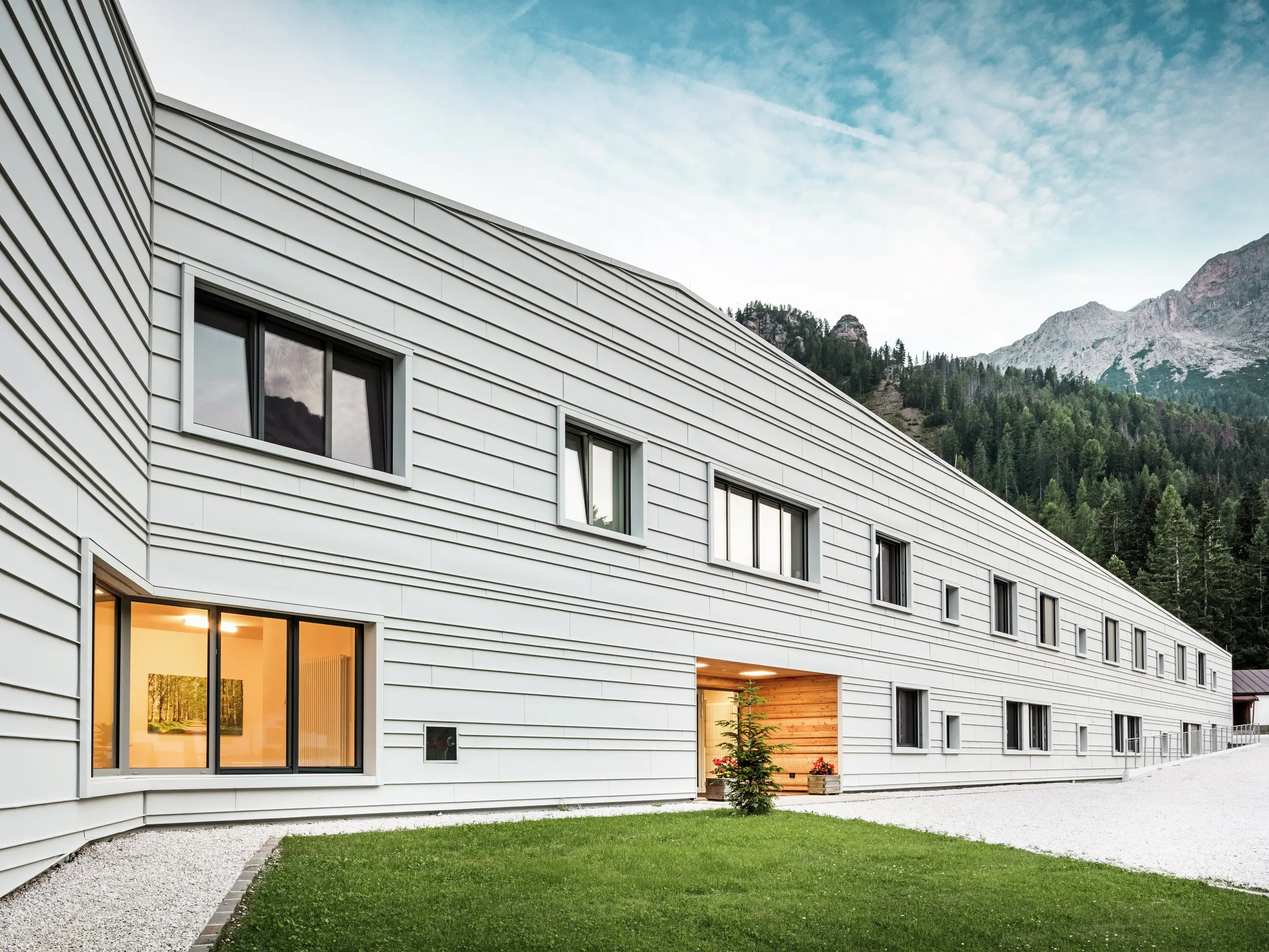 Moderní kasárna „Tempesti“ v Jižním Tyrolsku zaujmou svým čistým designem fasády z materiálu PREFALZ barvě P.10 prefa bílé. Horizontálně a nepravidelně rozmístěné hliníkové panely opticky prodlužují budovu. Světlá hliníková fasáda odráží sluneční světlo a vytváří tak vylepšené mikroklima. Moderní kasárna jsou architektonickým skvostem uprostřed alpské přírody.