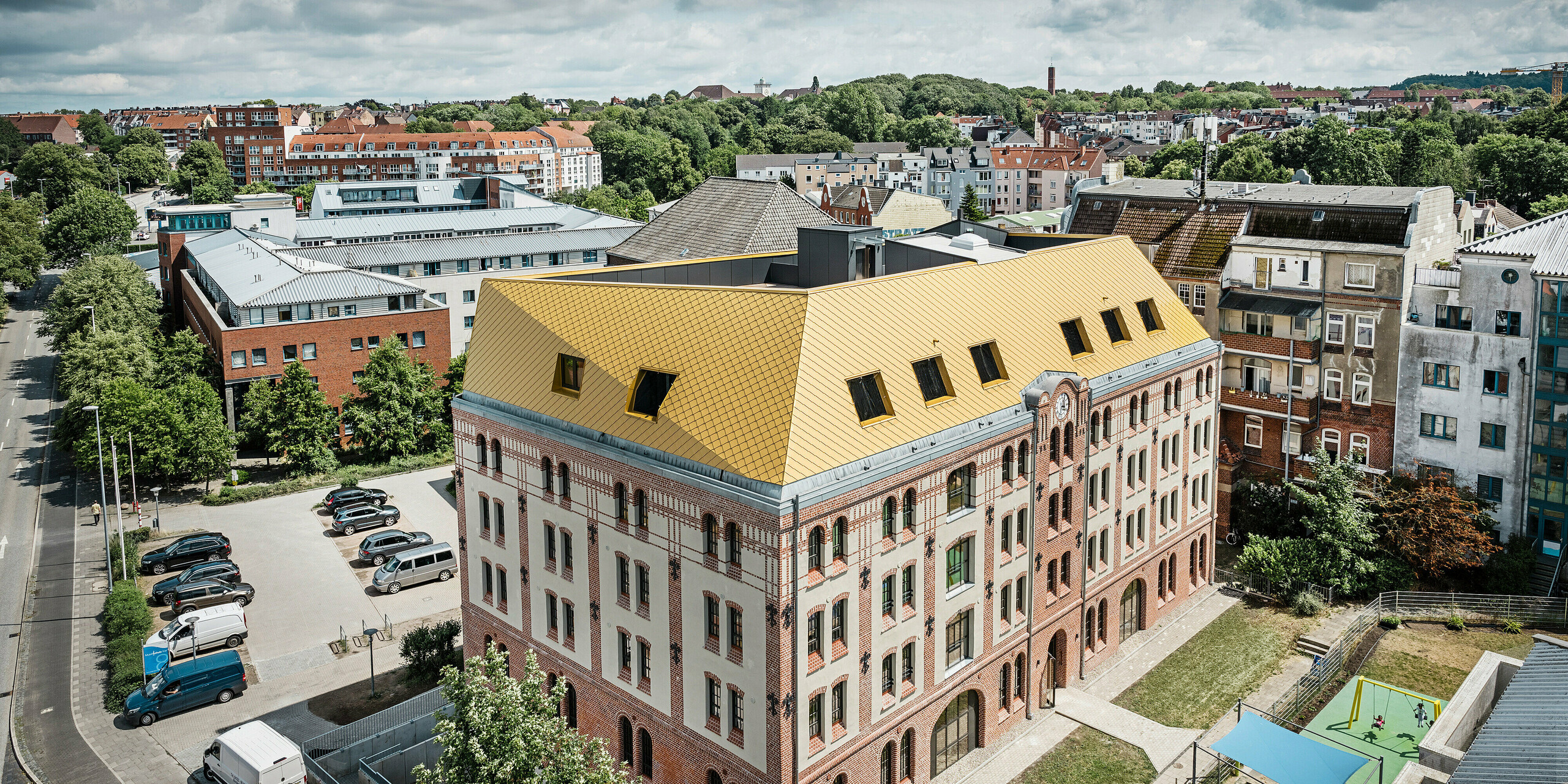 Budova studentských kolejí s městským panoramatem v pozadí