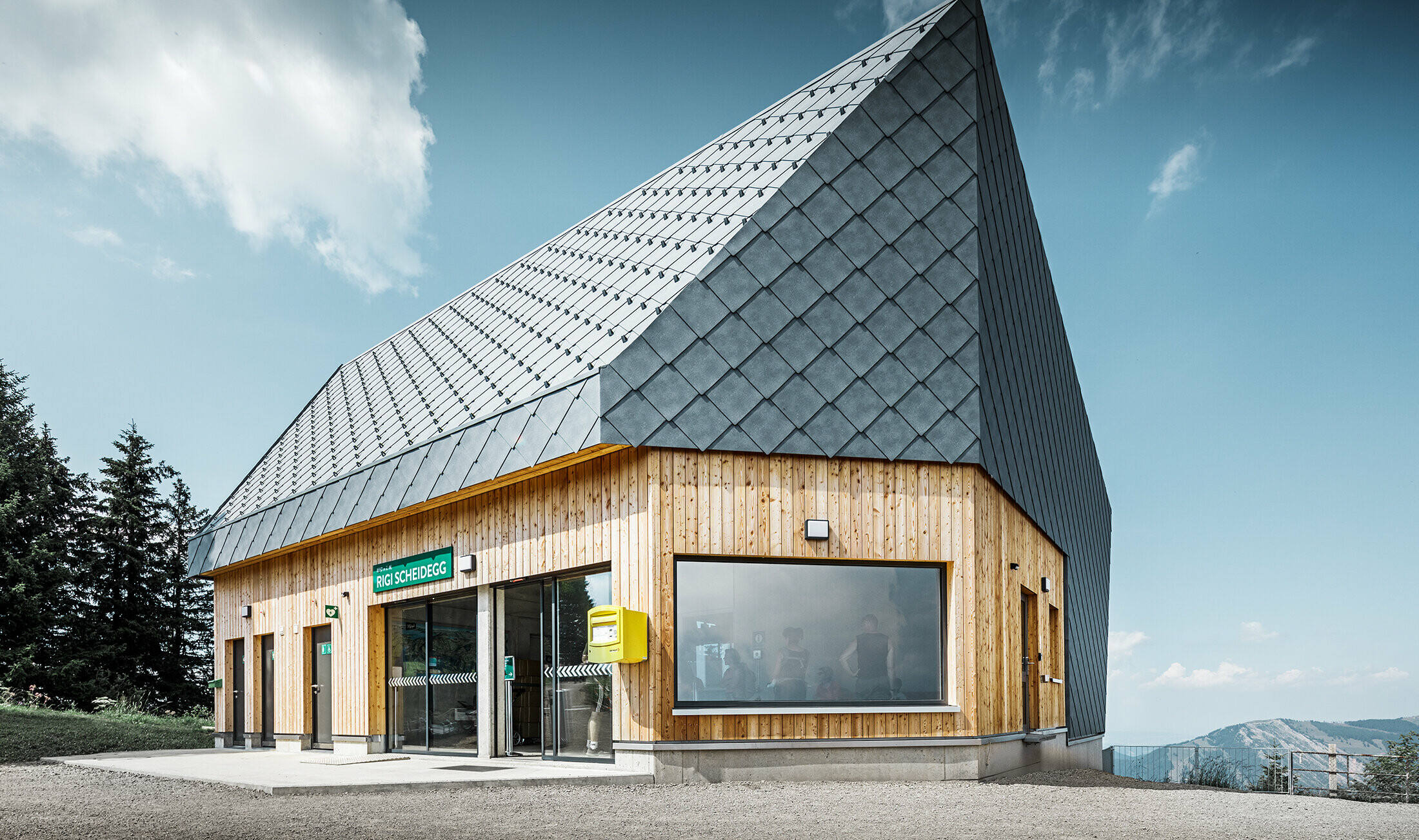 Bergstation der Rigi Bahn Scheidegg in Goldau, Schweiz. Das Dach und ein Teil der Fassade wurde mit der Dach- und Wandraute 44 × 44 in P.10 Steingrau eingedeckt.