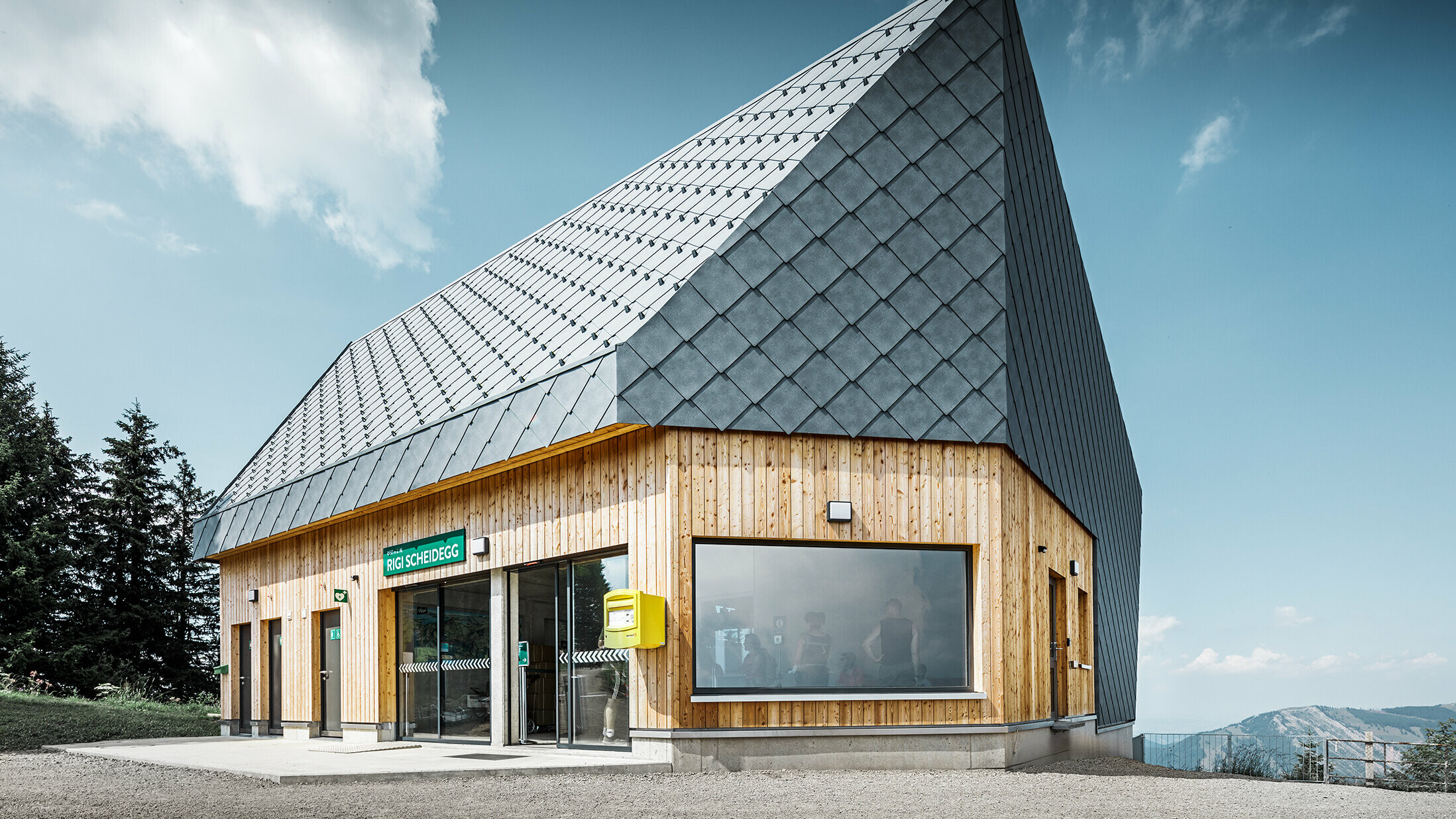 Bergstation der Rigi Bahn Scheidegg in Goldau, Schweiz. Das Dach und ein Teil der Fassade wurde mit der Dach- und Wandraute 44 × 44 in P.10 Steingrau eingedeckt.