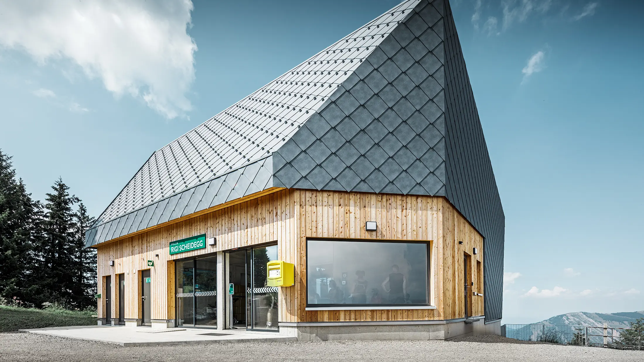 Horní stanice lanovky Rigi Bahn Scheidegg ve švýcarském Goldau. Střecha a část fasády byly pokryty střešními a fasádními šablonami 44 × 44 v barvě P.10 břidlicová.