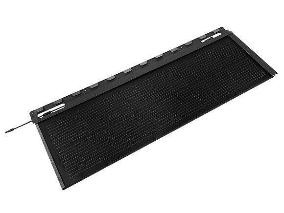 Na obrázku je velký PREFA integrovaný solární panel SDP antracitové barvy.