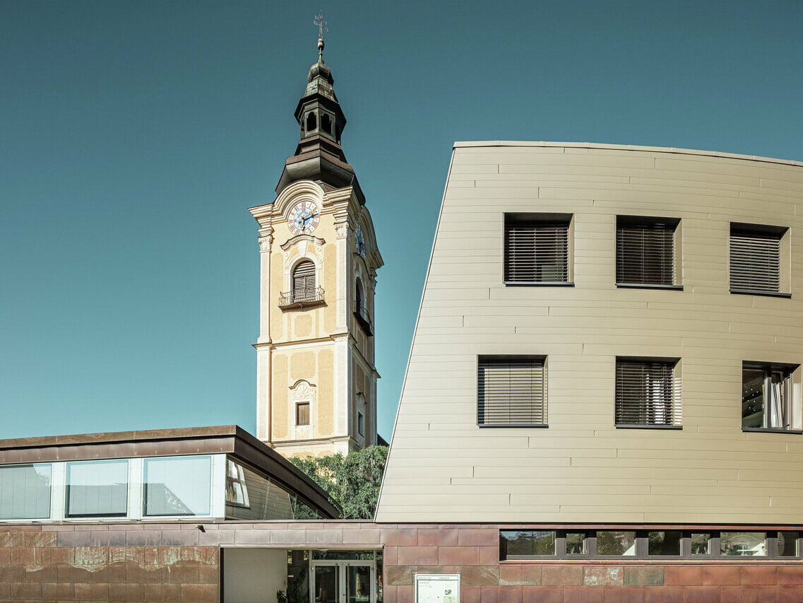 Bronzové lamely Siding na fasádě budovy Collegium Jacobinum