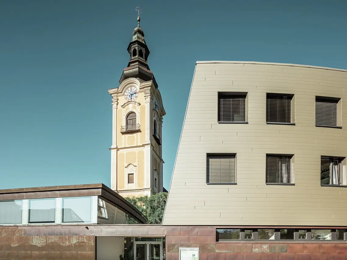 Bronzové lamely Siding na fasádě budovy Collegium Jacobinum