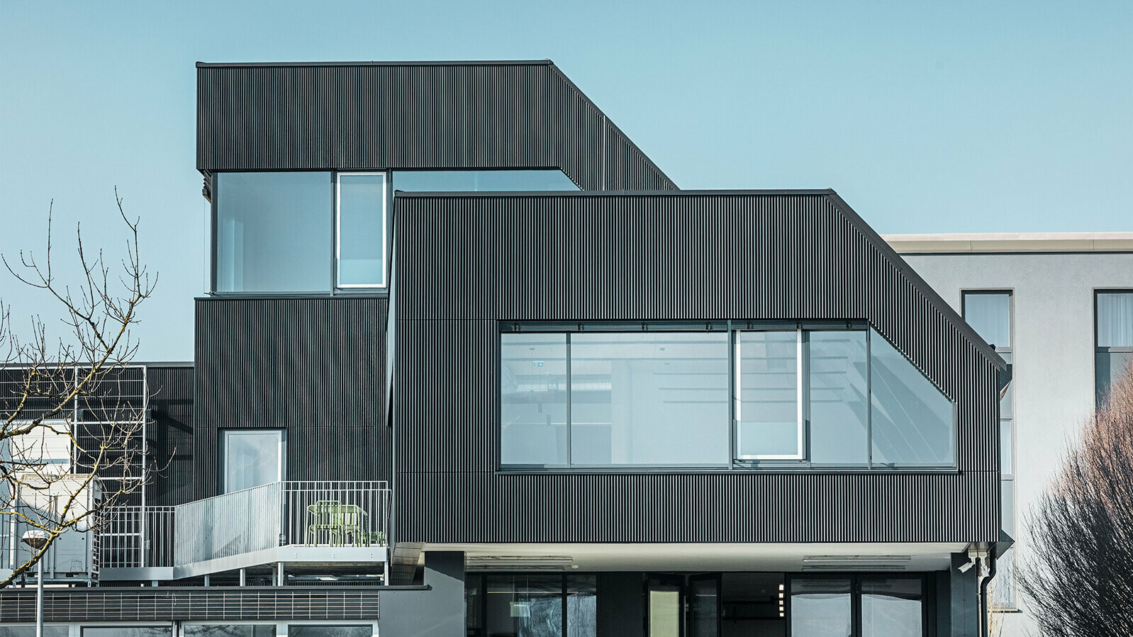 Moderní pilový Zackenprofil z lisovaného hliníku - ideální souhra techniky a architektonické tvorby.