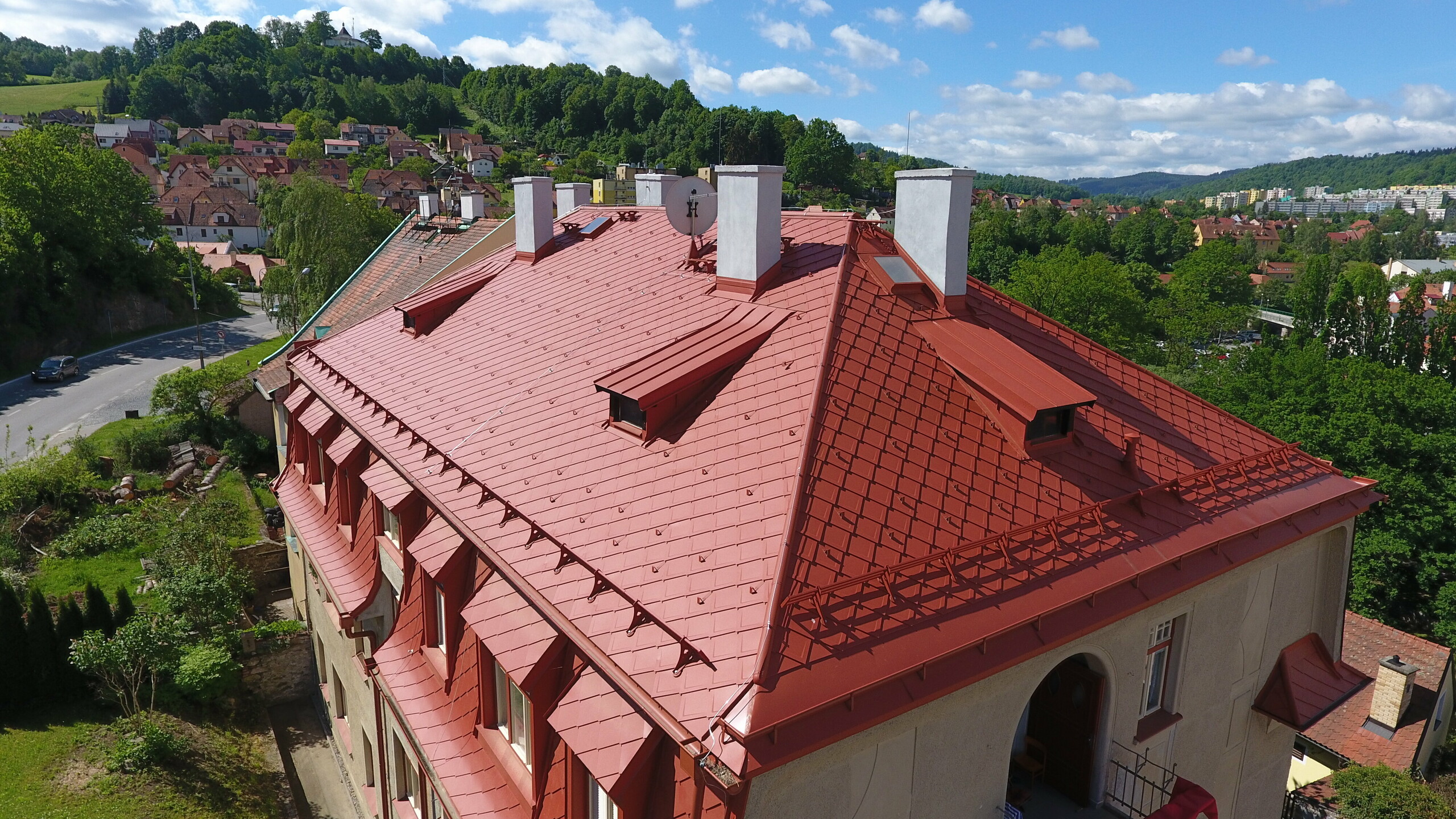 Falcovaná šablona 29 × 29 splnila představy a nároky památkářů i proto, že vzhledově je shodná jako původní azbestocementová šablona