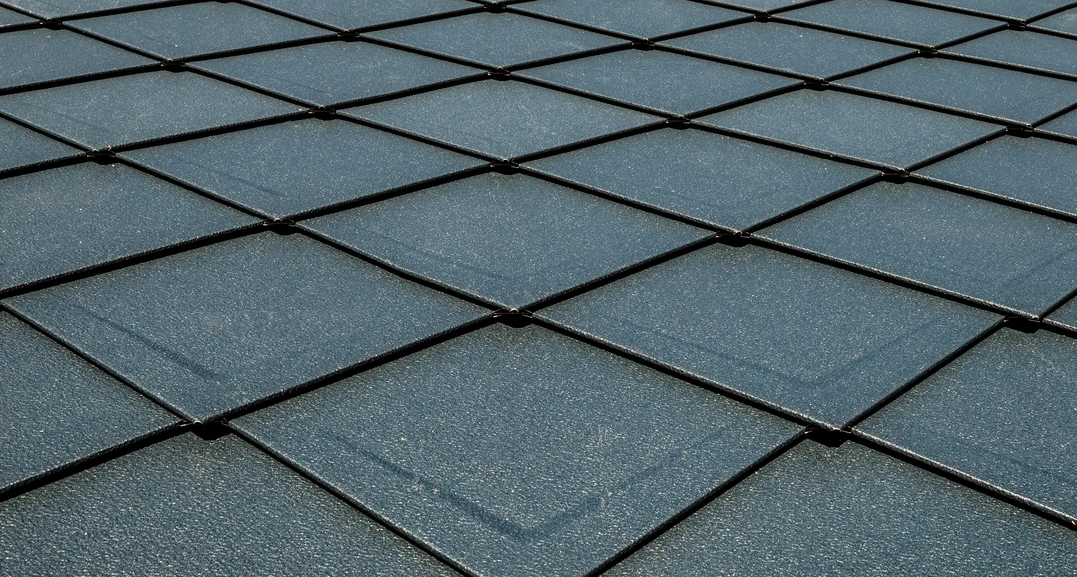 PREFA falcovaná šablona 29 × 29 v kvalitě P.10 antracitová se zesilujícím prolisem, střecha s elegantním šupinový vzhledem.
