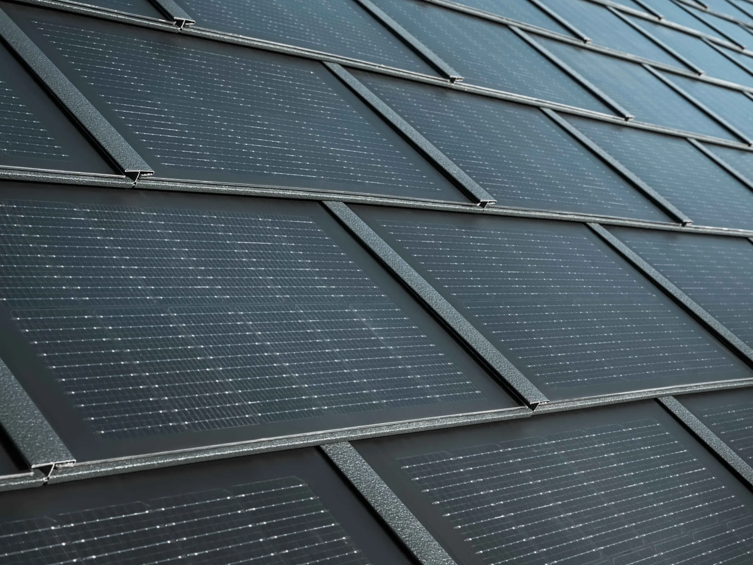Detailní záběr na instalovaný PREFA integrovaný solární panel SDP