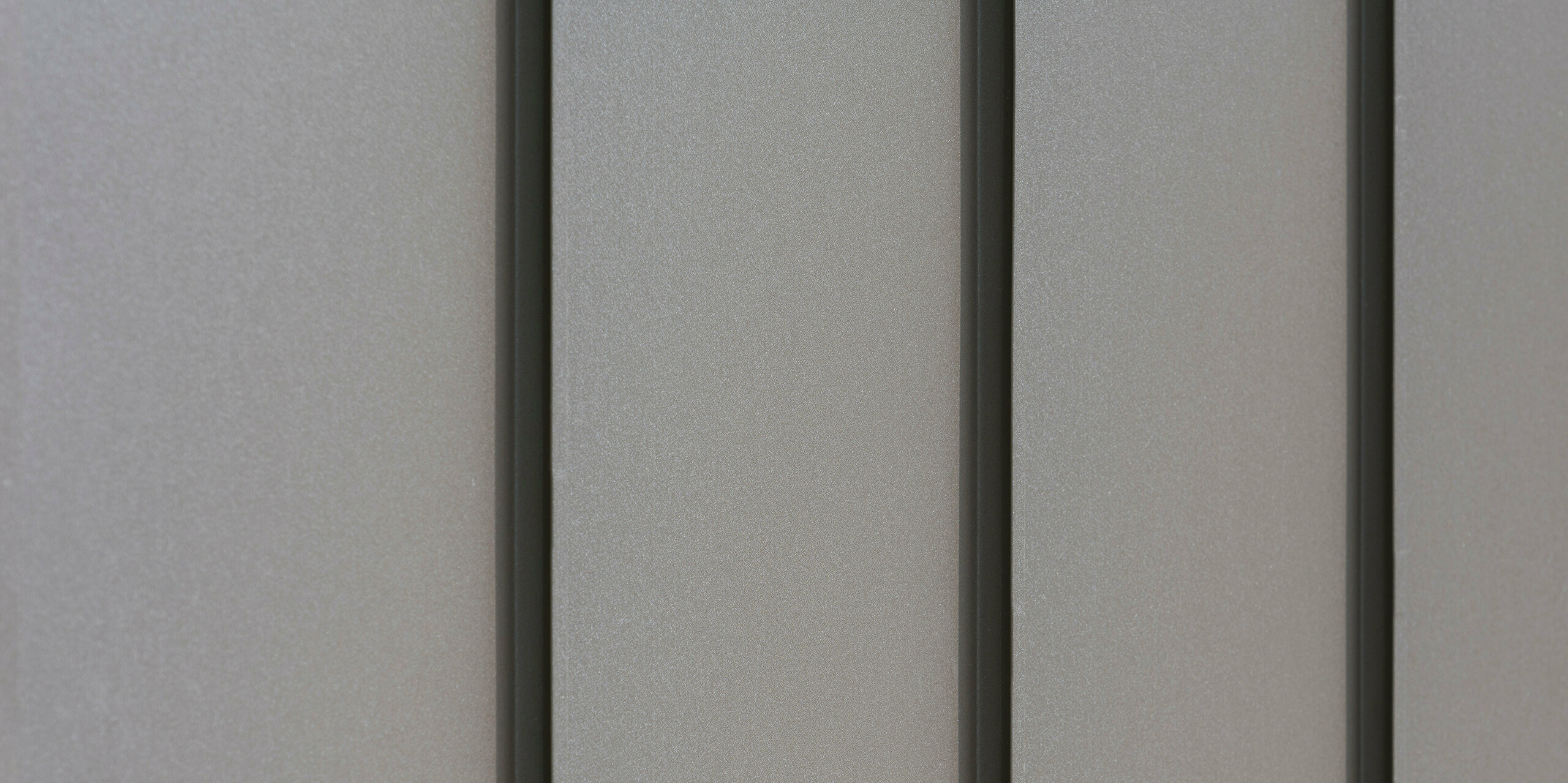 Detail fasády se stojatou drážkou z odolného plechu PREFALZ od PREFA