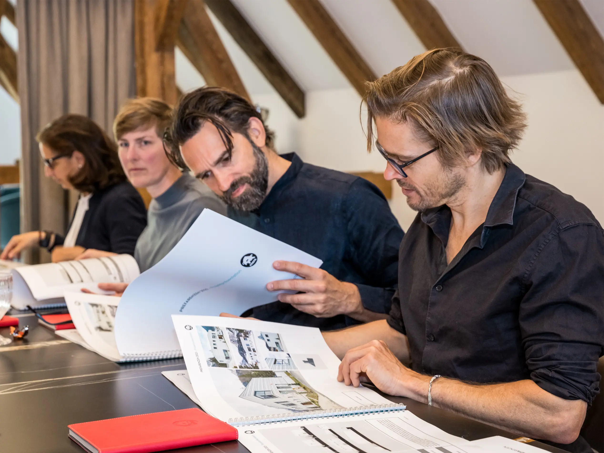 Odborná porota složená z architektů si prohlíží podklady pro výběr PREFARENZEN 2025. 