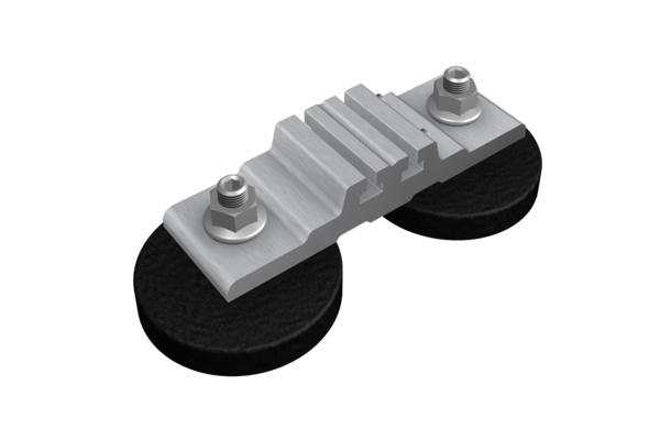 Obrázek ukazuje kolejnicový systém TAURUS BEF 10. Tento bezpečnostní systém vyvinula společnost PREFA ve spolupráci s odborníky z INNOTECH®. Toto průkopnické řešení umožňuje bezpečnou instalaci a údržbu fotovoltaických systémů na střechách s využitím maloformátových panelů PREFA vyrobených z vysoce kvalitního plechu. Horizontální vodicí lišty a speciálně navržené kluzáky umožňují snadný pohyb v systému a tím zvyšují bezpečnost personálu. Systém je testován dle normy EN 795 typ A a D a je navržen pro bezpečnost dvou osob. Systém zajišťuje nejvyšší bezpečnostní standardy při instalaci a údržbě fotovoltaických systémů.