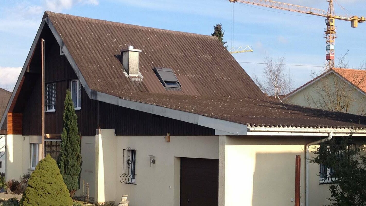 Dům před sanací za použití PREFA falcovaných střešních tašek, sedlová střecha a garáž