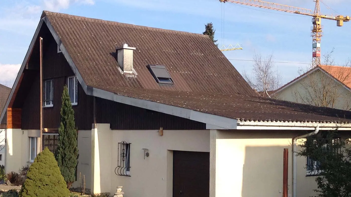 Dům před sanací za použití PREFA falcovaných střešních tašek, sedlová střecha a garáž