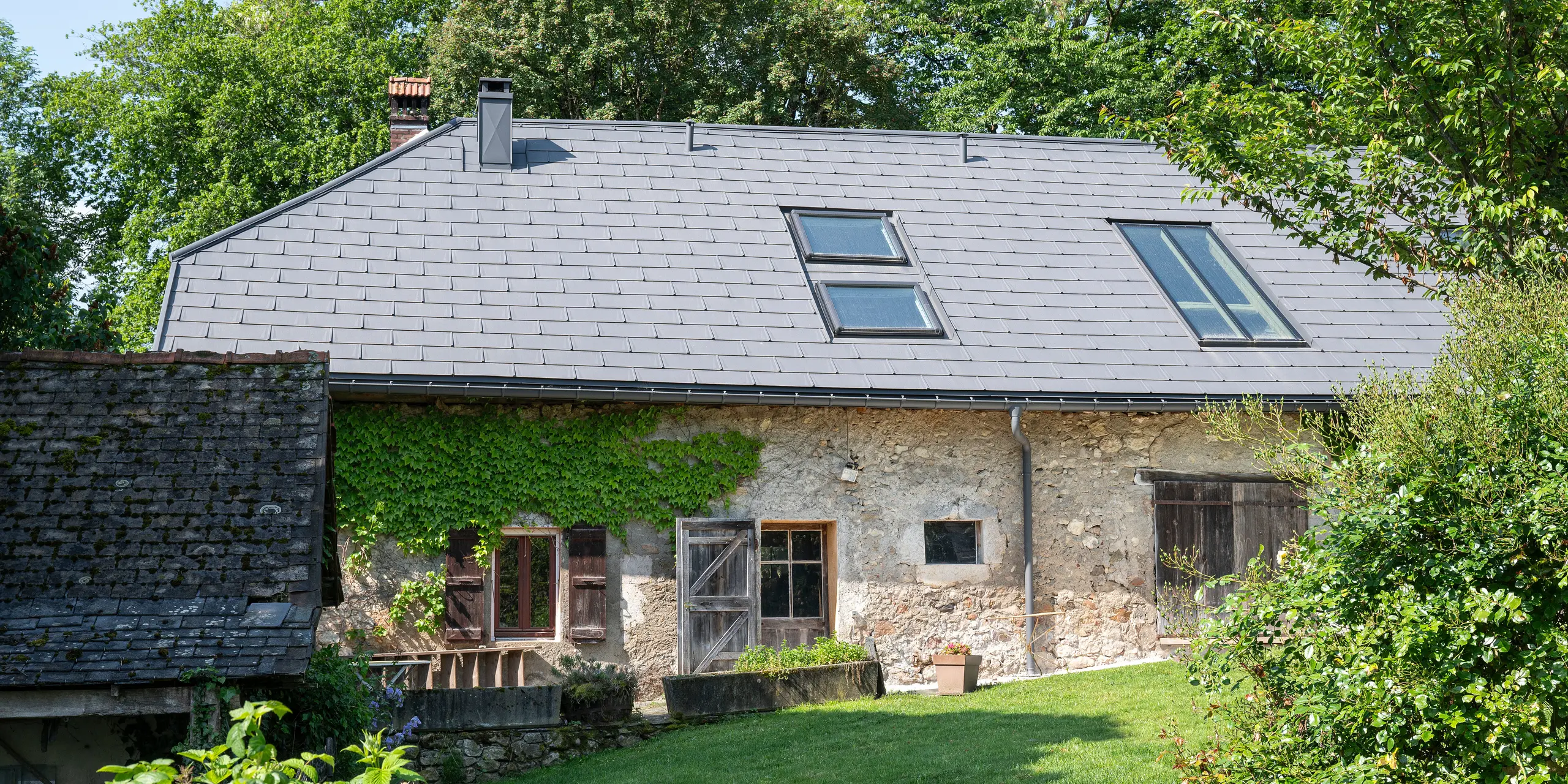 Zemědělská usedlost s hlavním vchodem do objektu s původními zdmi