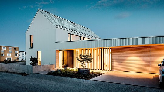 Tento moderní samostatně stojící dům ve Freistadtu zaujme svou výraznou, celobílou architekturou. Klikatě lomená hliníková fasáda PREFALZ dodává budově elegantní sofistikovanost. Minimalistický design domu je zdůrazněn teplými dřevěnými prvky ve vstupní části a umělecky osvětlenými částmi fasády. Použití odolného a nenáročného materiálu PREFALZ zaručuje nejen estetickou dlouhou životnost, ale také vynikající odolnost vůči povětrnostním vlivům – ideální pro udržitelné a náročné stavební projekty.