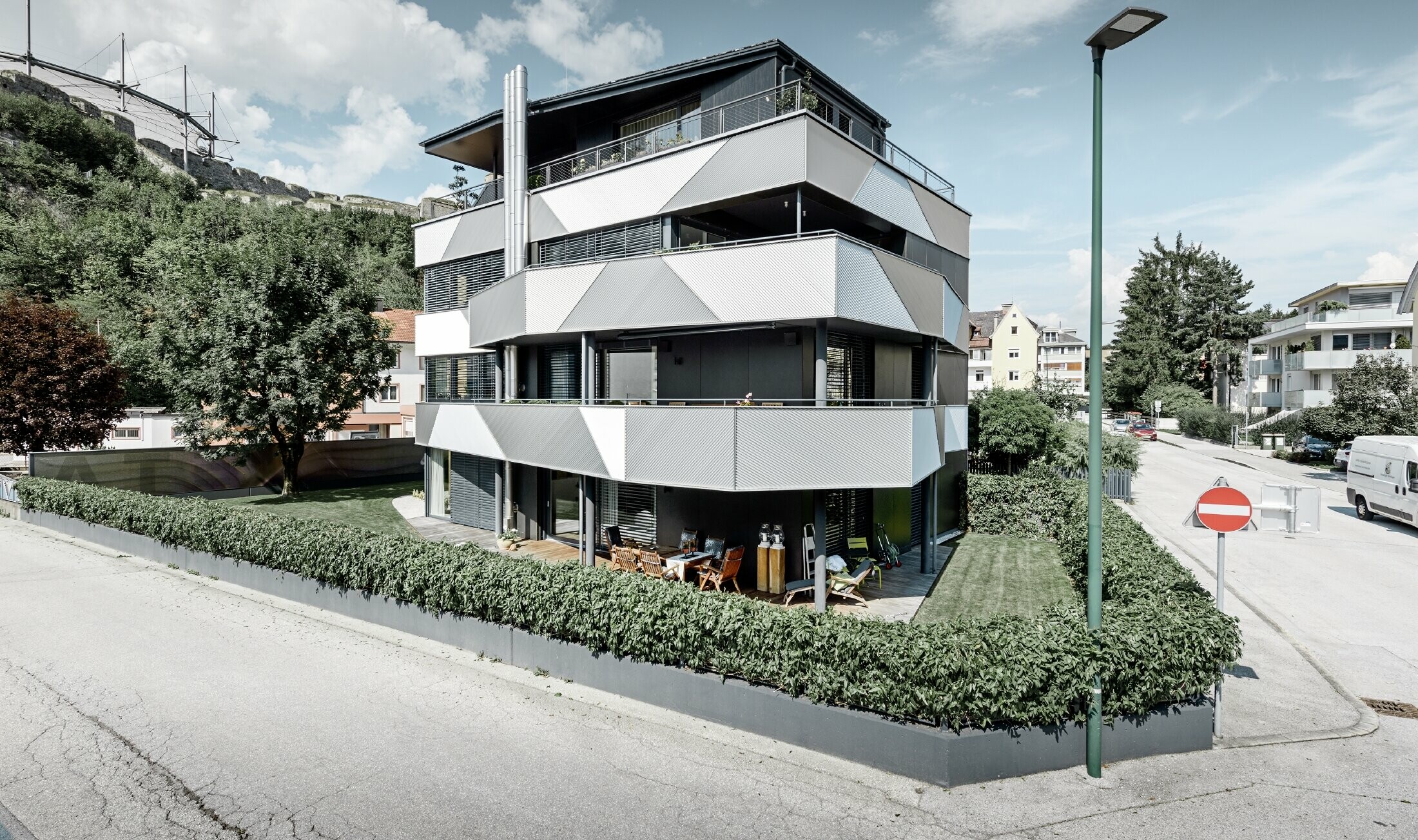 Boční pohled na bytový dům s lisovaným pilovým Zackenprofilem položeným v různých úhlech