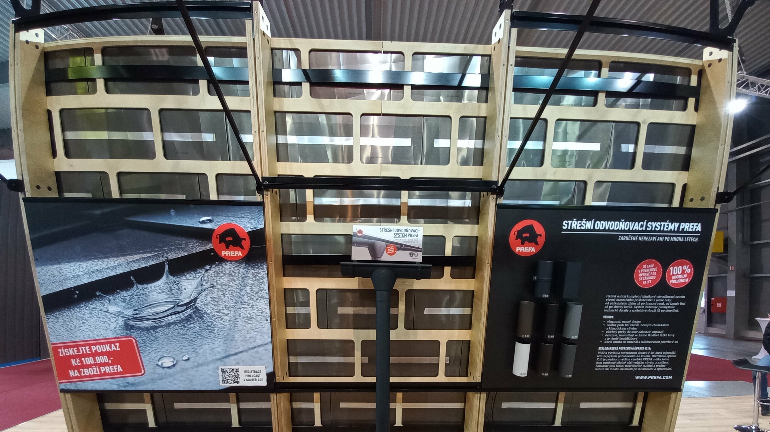 Expozice PREFA uvnitř stánku