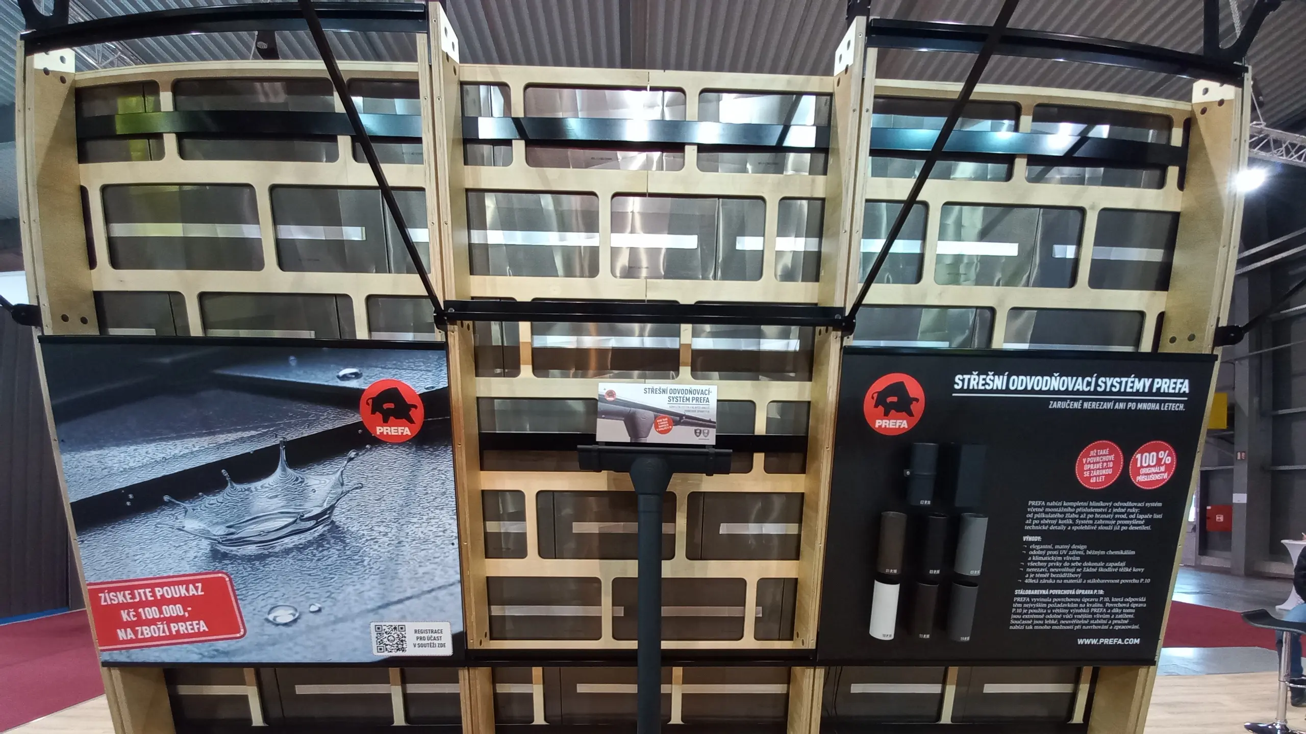 Expozice PREFA uvnitř stánku