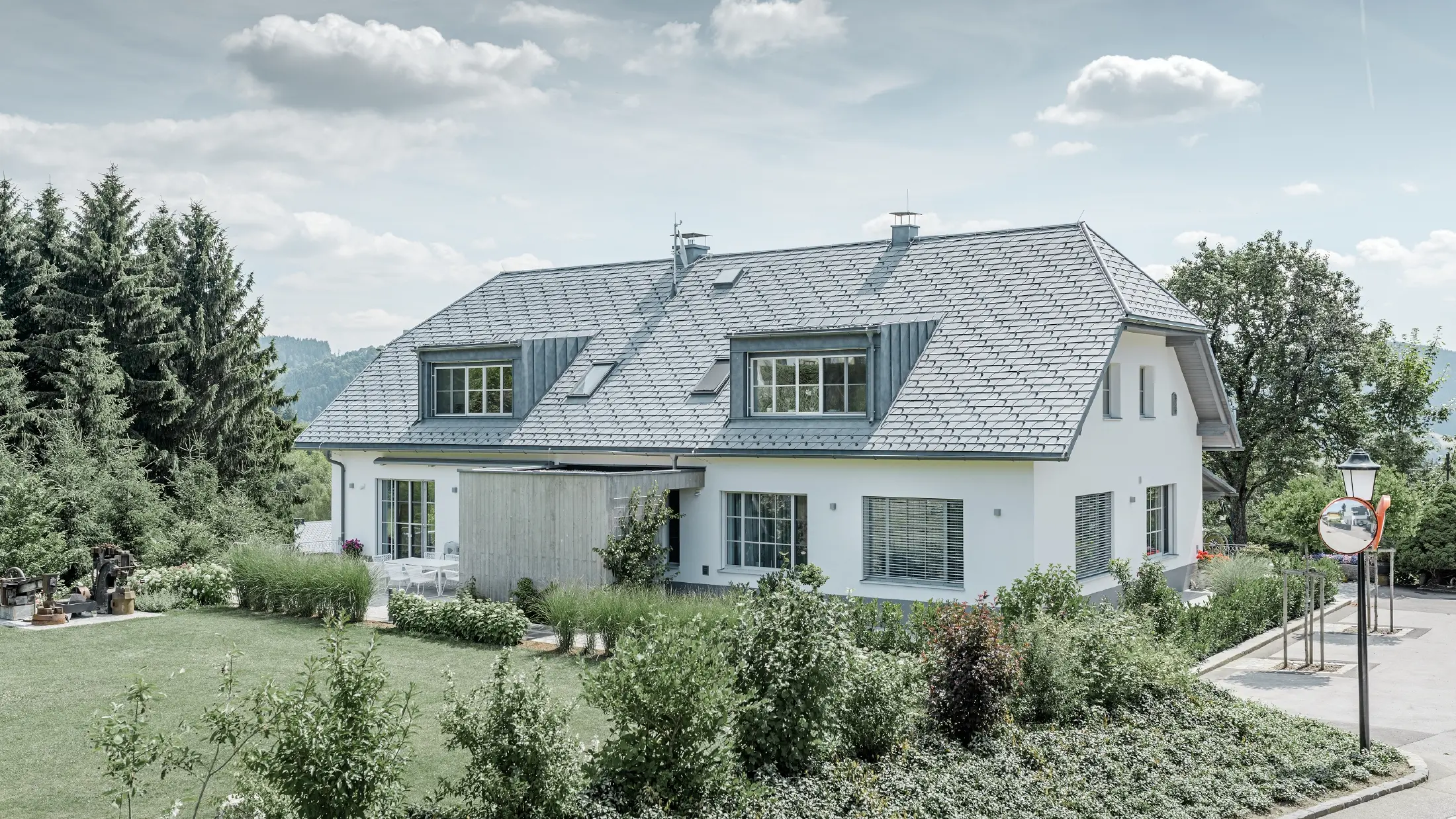 [Translate to česky:] Renovace valbové střechy střešním šindelem PREFA v barvě P.10 břidlicové se dvěma vikýři.