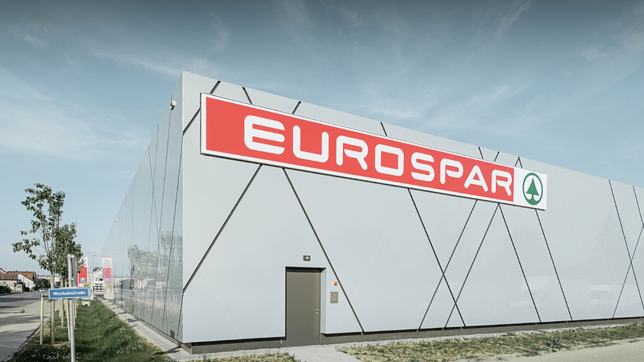 Zadní strana nové pobočky Eurospar ve Walesu. fasáda byla opláštěna hliníkovými kompozitními deskami PREFABOND v unikátní barvě stříbrně-zlaté.