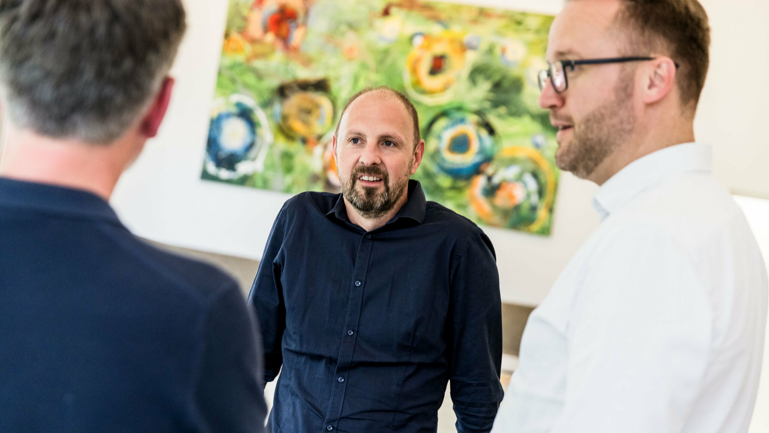 Osobní výměna názorů na expertní diskusi na veletrhu PREFARENZEN 2026: Falk Leinert z architektonického studia Leinert Lorenz Architekten v rozhovoru s Christianem Wirthem (vedoucím prodeje pro východní region ve společnosti PREFA Austria) a Dirkem Lorenzem, rovněž z Leinert Lorenz Architekten. Diskuse se zaměřily na architektonické trendy, inovativní řešení střech s produkty PREFA a výběr 14 nejinspirativnějších projektů pro knihu a kalendář architektury PREFARENZEN 2026. Akce se konala v kreativní atmosféře v regionu Seewinkel v Burgenlandu.